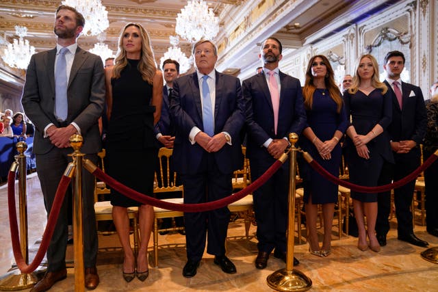 Bà Melania Trump vắng mặt bất thường khi ông Trump hầu tòa