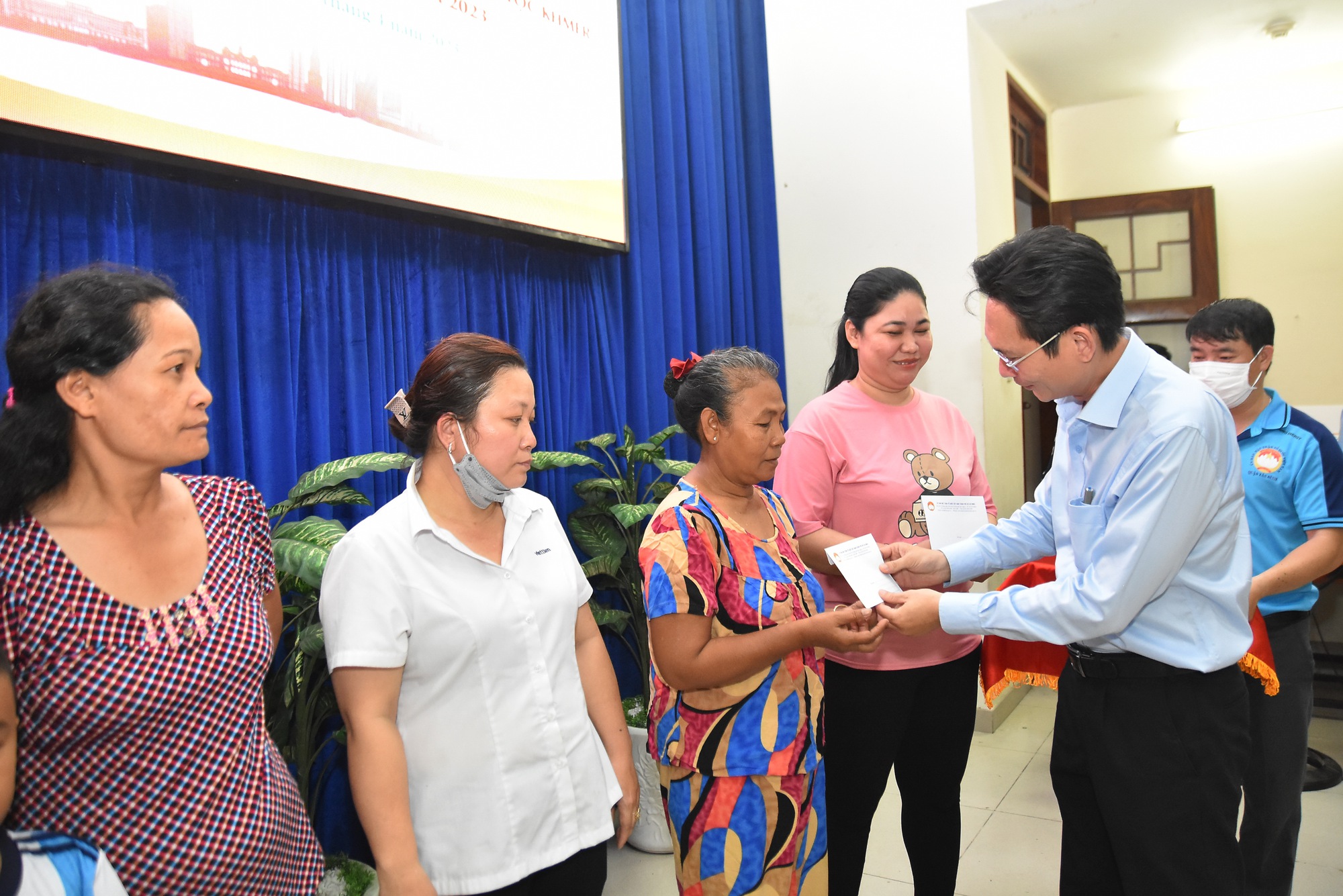 Trao quà cho học sinh, sinh viên, đồng bào dân tộc Khmer trước thềm Tết Chôl Chnăm Thmây - Ảnh 10.