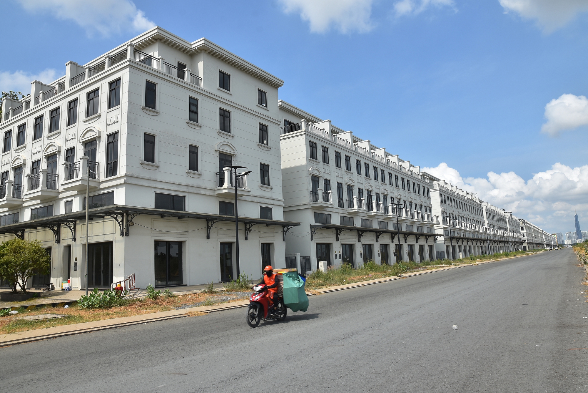 Tăng tốc vực dậy kinh tế TP HCM (*): "Rã băng" bất động sản