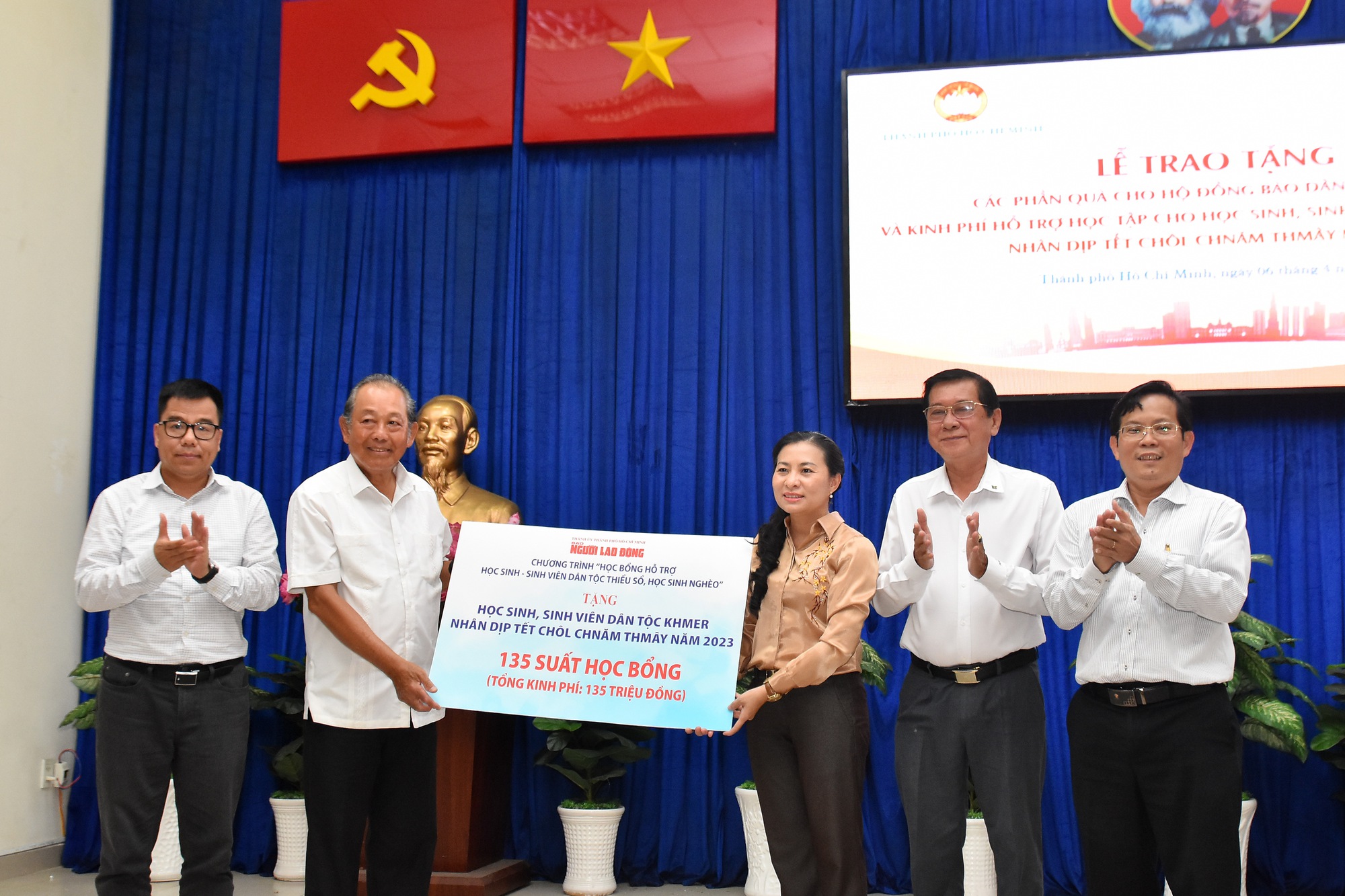 Trao quà cho học sinh, sinh viên, đồng bào dân tộc Khmer trước thềm Tết Chôl Chnăm Thmây - Ảnh 3.