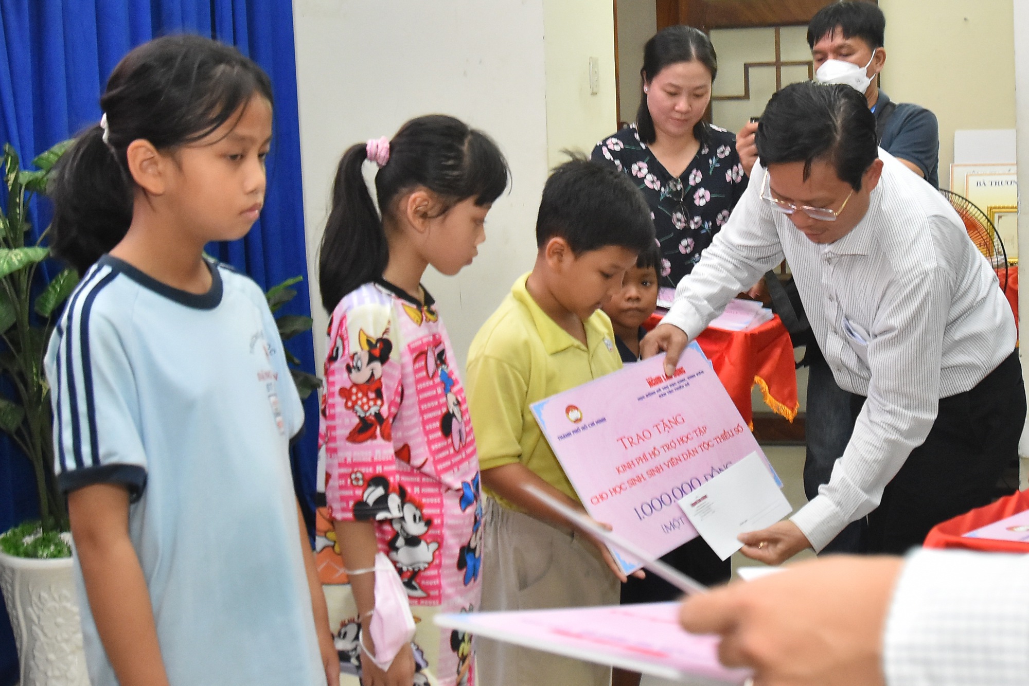 Trao quà cho học sinh, sinh viên, đồng bào dân tộc Khmer trước thềm Tết Chôl Chnăm Thmây - Ảnh 6.