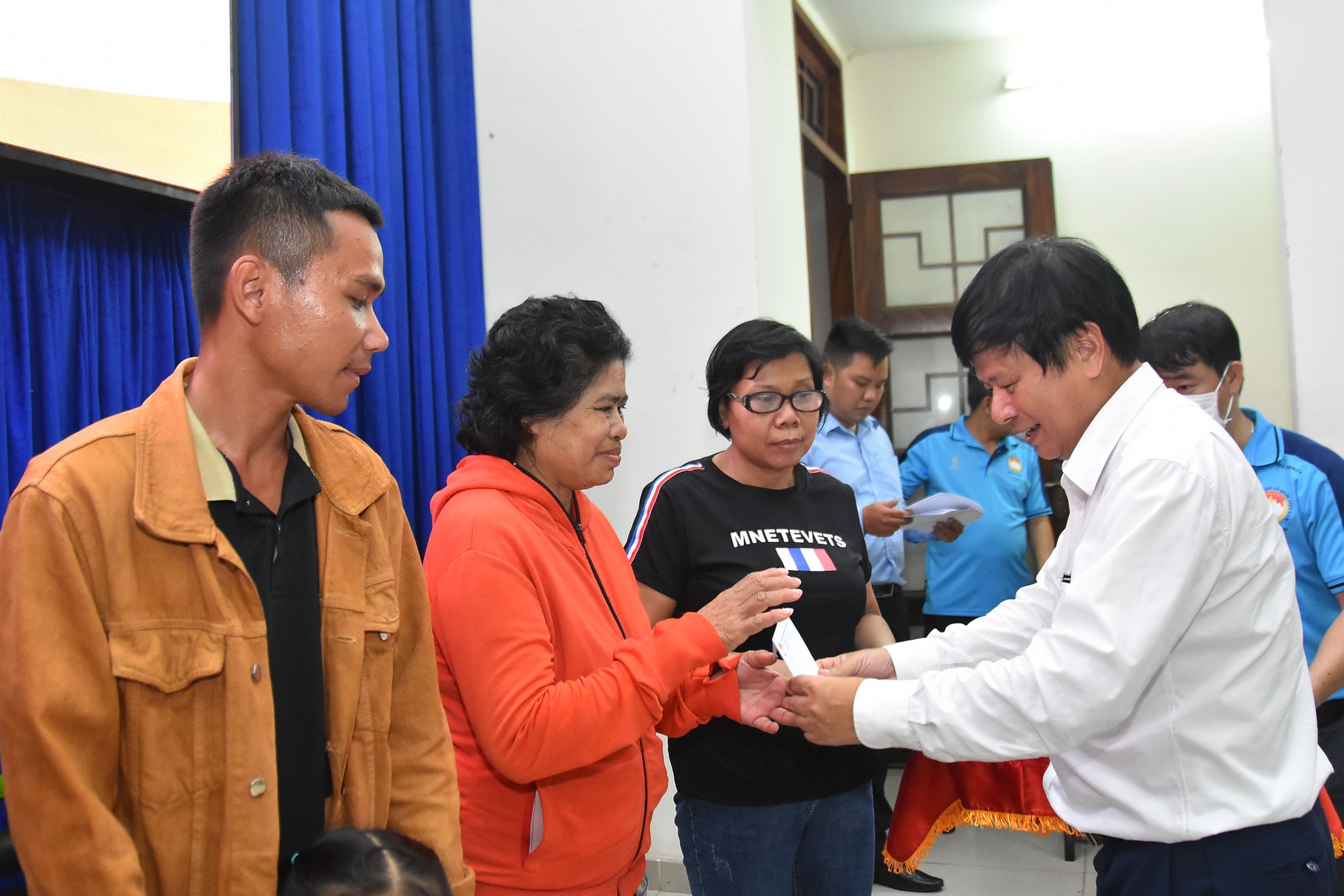 Trao quà cho học sinh, sinh viên, đồng bào dân tộc Khmer trước thềm Tết Chôl Chnăm Thmây - Ảnh 7.