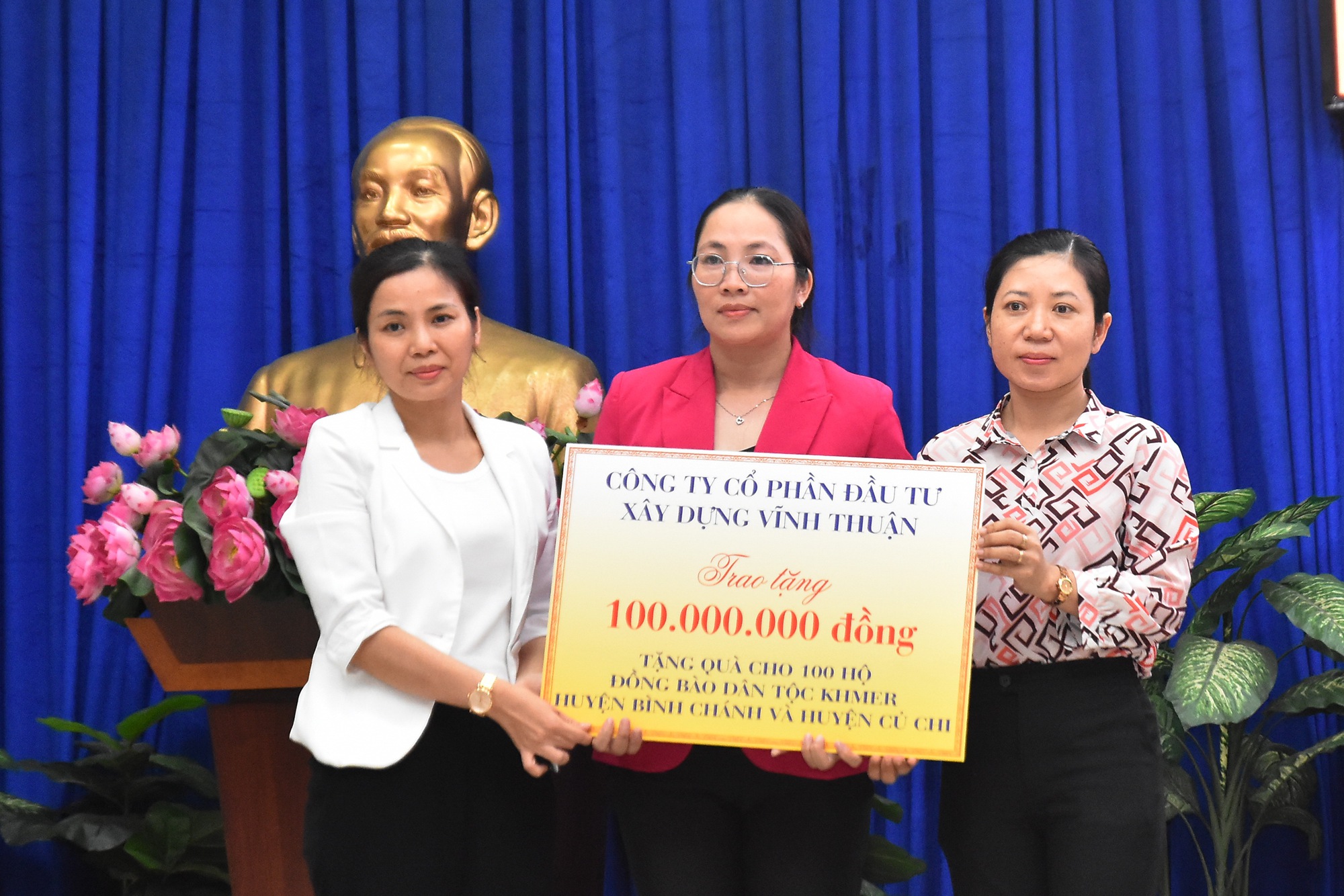 Trao quà cho học sinh, sinh viên, đồng bào dân tộc Khmer trước thềm Tết Chôl Chnăm Thmây - Ảnh 8.
