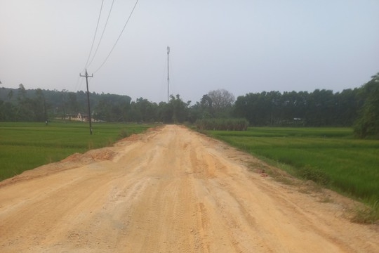 Lấy lí do xe quá tải hoành hành, nhà thầu bỏ bê thi công - Ảnh 3.