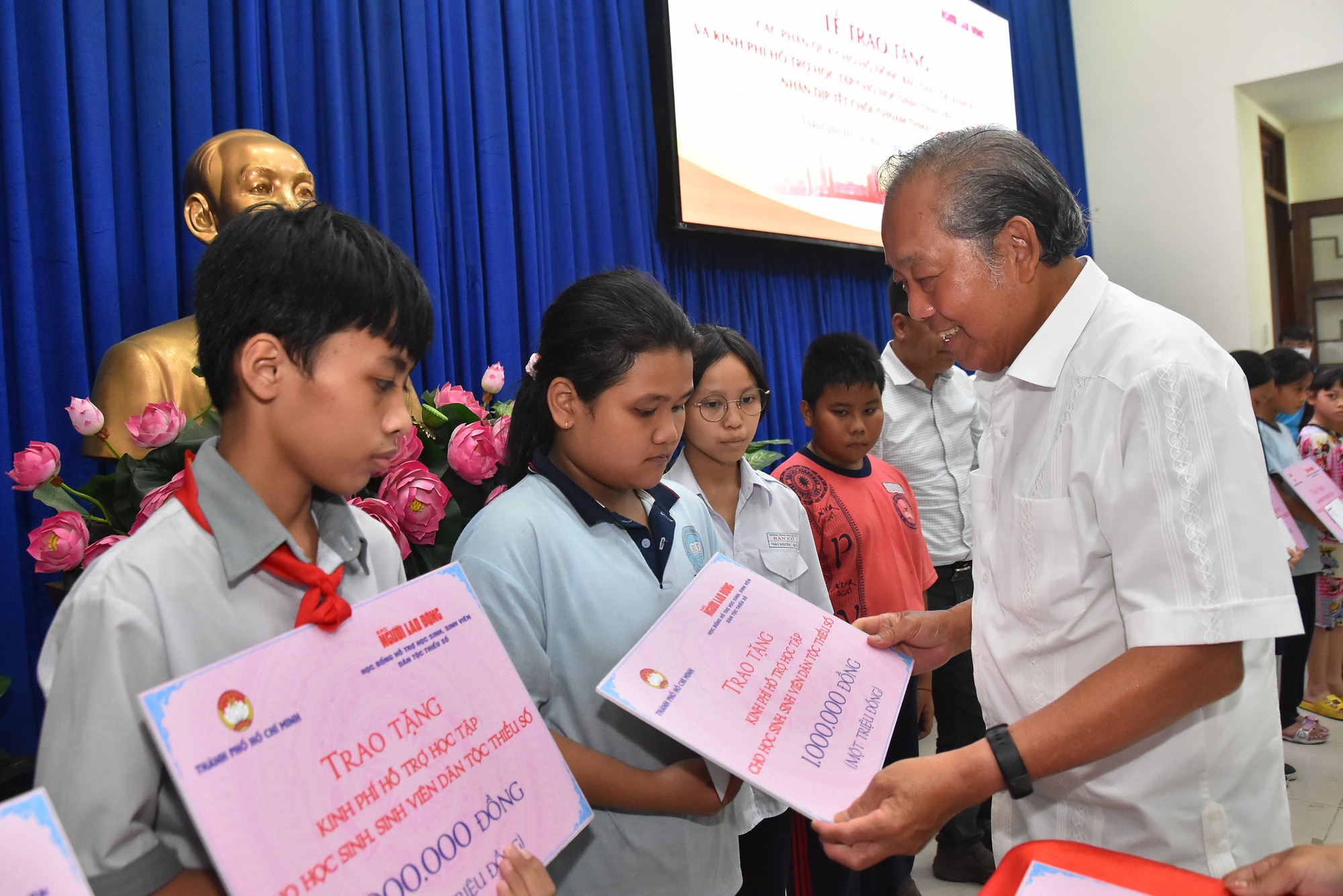 Trao quà cho học sinh, sinh viên, đồng bào dân tộc Khmer trước thềm Tết Chôl Chnăm Thmây