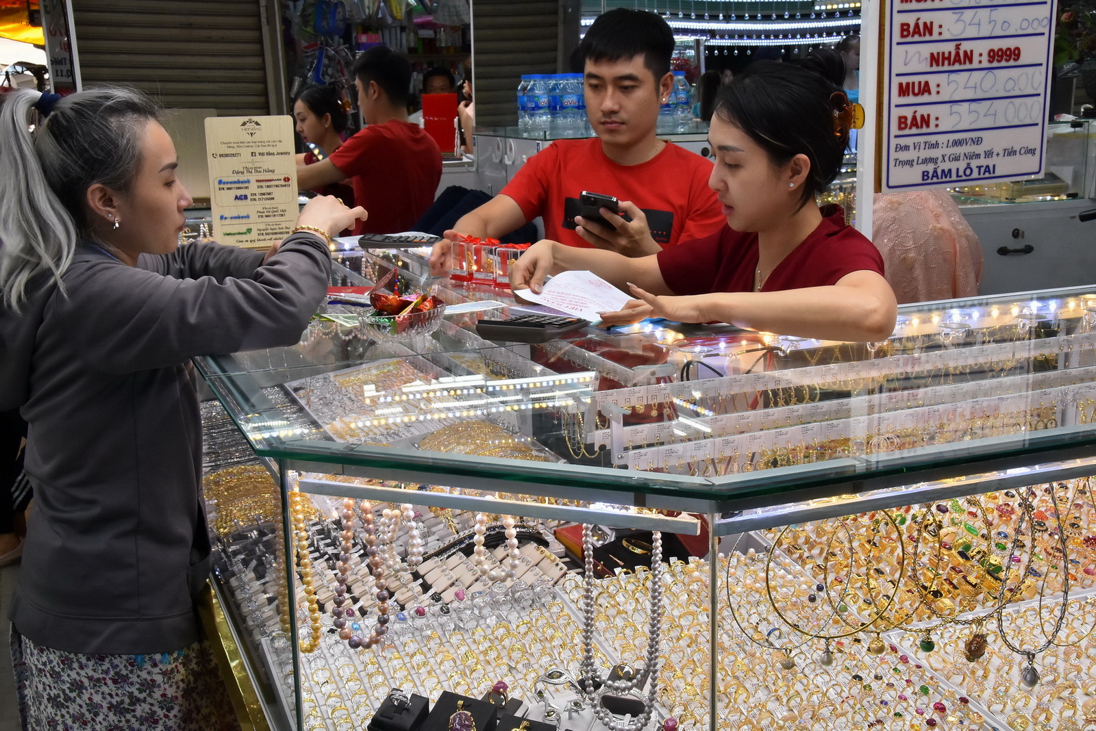 Giá vàng hôm nay 7-4: Vàng trong nước neo giá cao