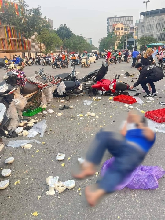 Tạm giữ t&agrave;i xế điều khiển xe đi&ecirc;n t&ocirc;ng h&agrave;ng chục xe m&aacute;y tại ng&atilde; tư - Ảnh 3.
