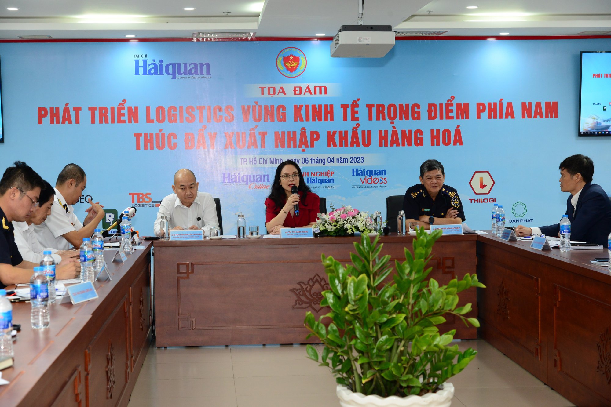 Hạ tầng giao thông Đông Nam Bộ thiếu đồng bộ gây tắc nghẽn hàng hóa - Ảnh 1.