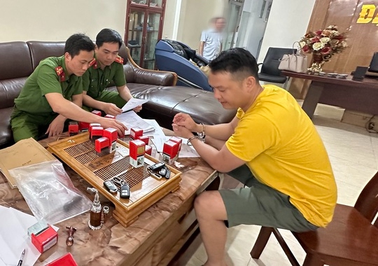 Tạm giữ h&igrave;nh sự 1 gi&aacute;m đốc c&ocirc;ng ty t&agrave;i ch&iacute;nh chuy&ecirc;n đi đ&ograve;i nợ thu&ecirc;, cho vay nặng l&atilde;i - Ảnh 2.