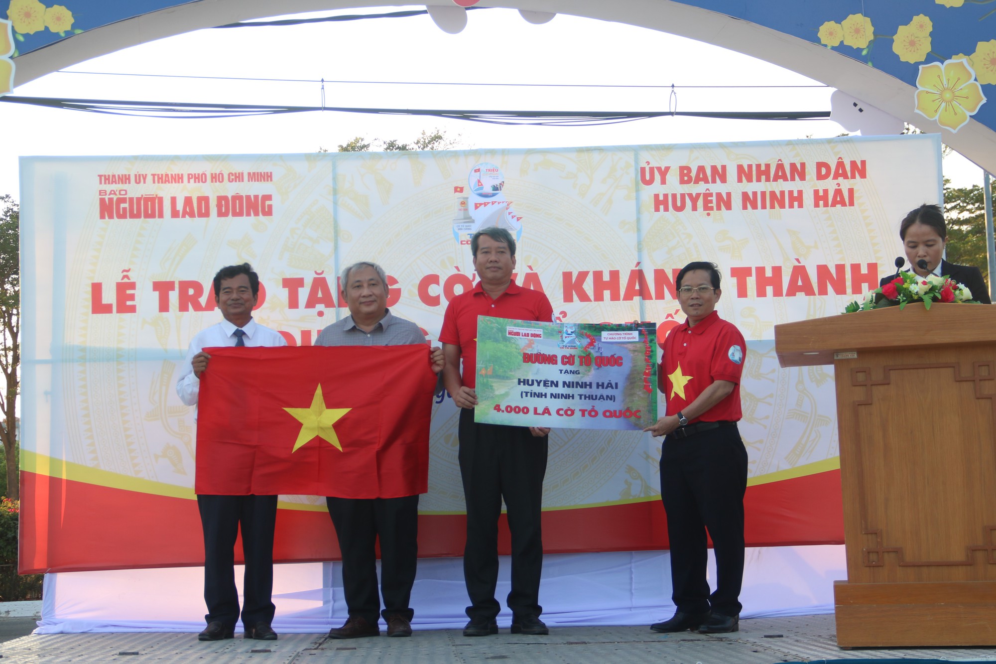 Rực rỡ “Đường cờ Tổ quốc” trên tuyến đường ven biển Ninh Thuận - Ảnh 2.