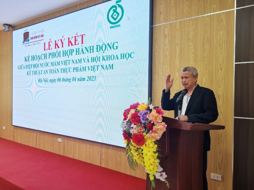 Tăng cường c&ocirc;ng t&aacute;c vệ sinh, an to&agrave;n thực phẩm trong sản xuất, kinh doanh nước mắm - Ảnh 2.