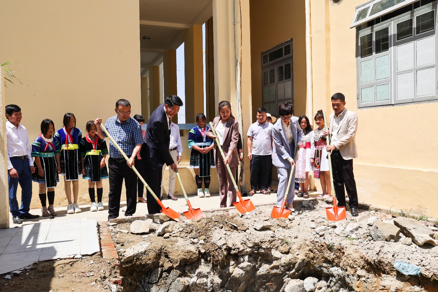 Him Lam Land hỗ trợ 300 triệu đồng cho 2 điểm trường khó khăn tại Phong Thổ, Lai Châu - Ảnh 3.
