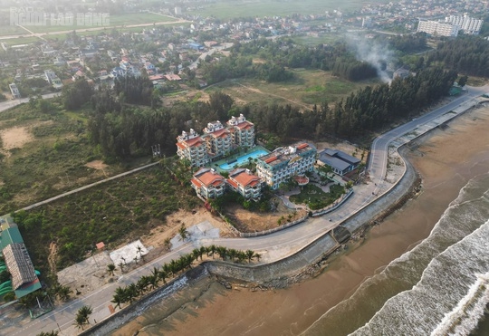 Những con đường "cong mềm mại" khó coi trên bãi biển nổi tiếng ở Thanh Hóa
