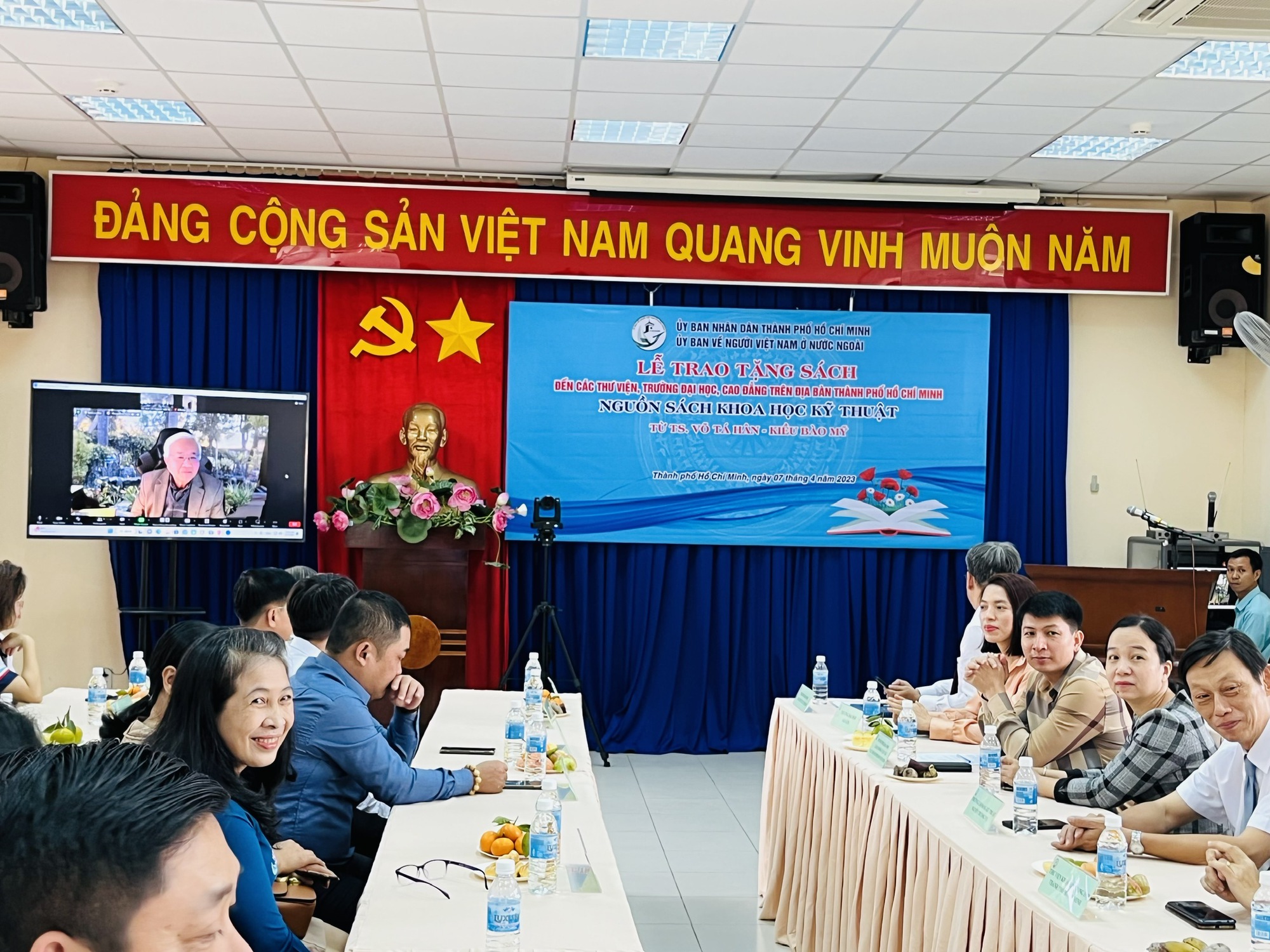 Một Việt kiều tặng hơn 10.000 cuốn s&aacute;ch khoa học kỹ thuật cho TP HCM - Ảnh 1.