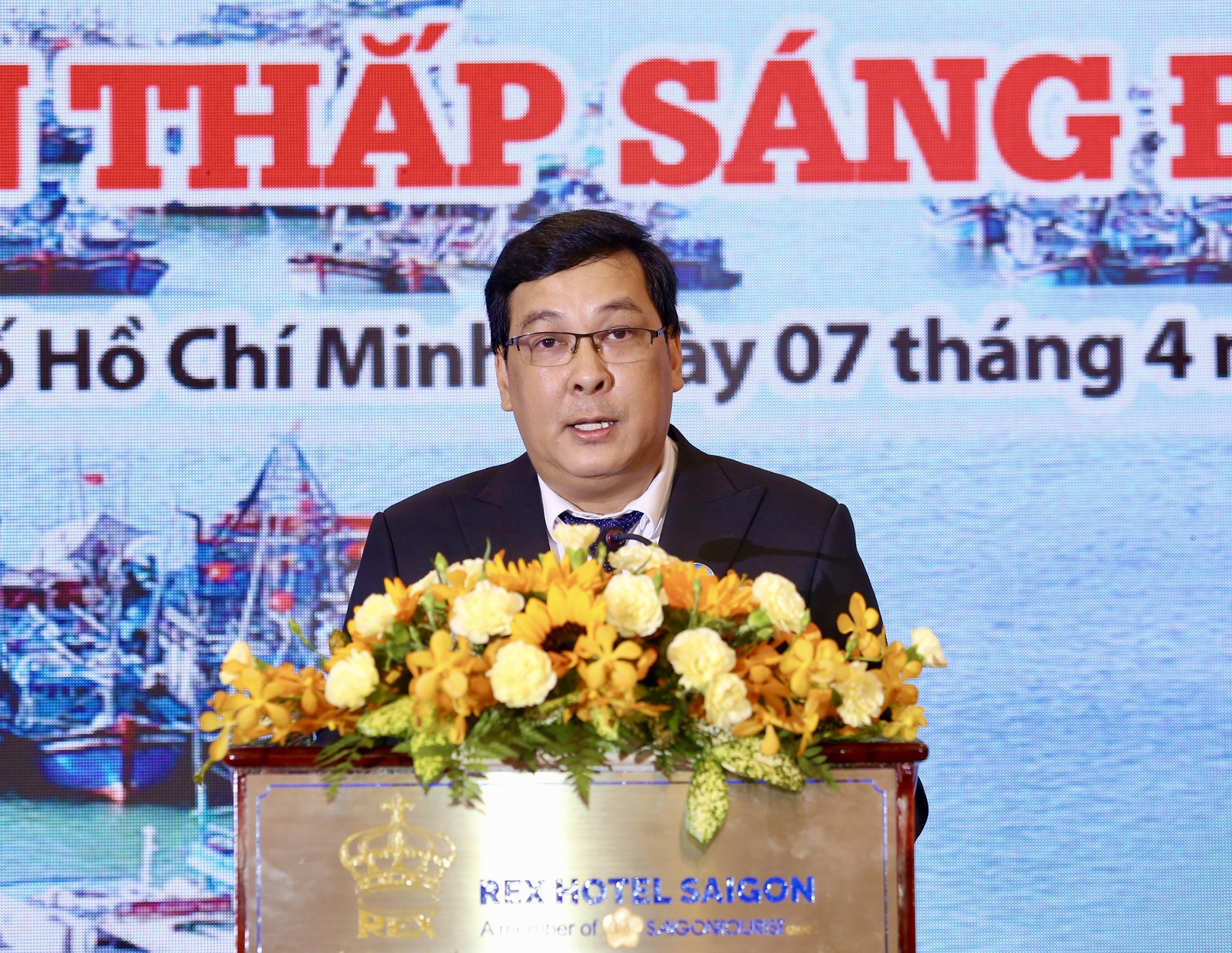 Báo Pháp Luật TP HCM sẽ cùng 5.600 ngư dân thắp sáng đèn trên biển - Ảnh 1.