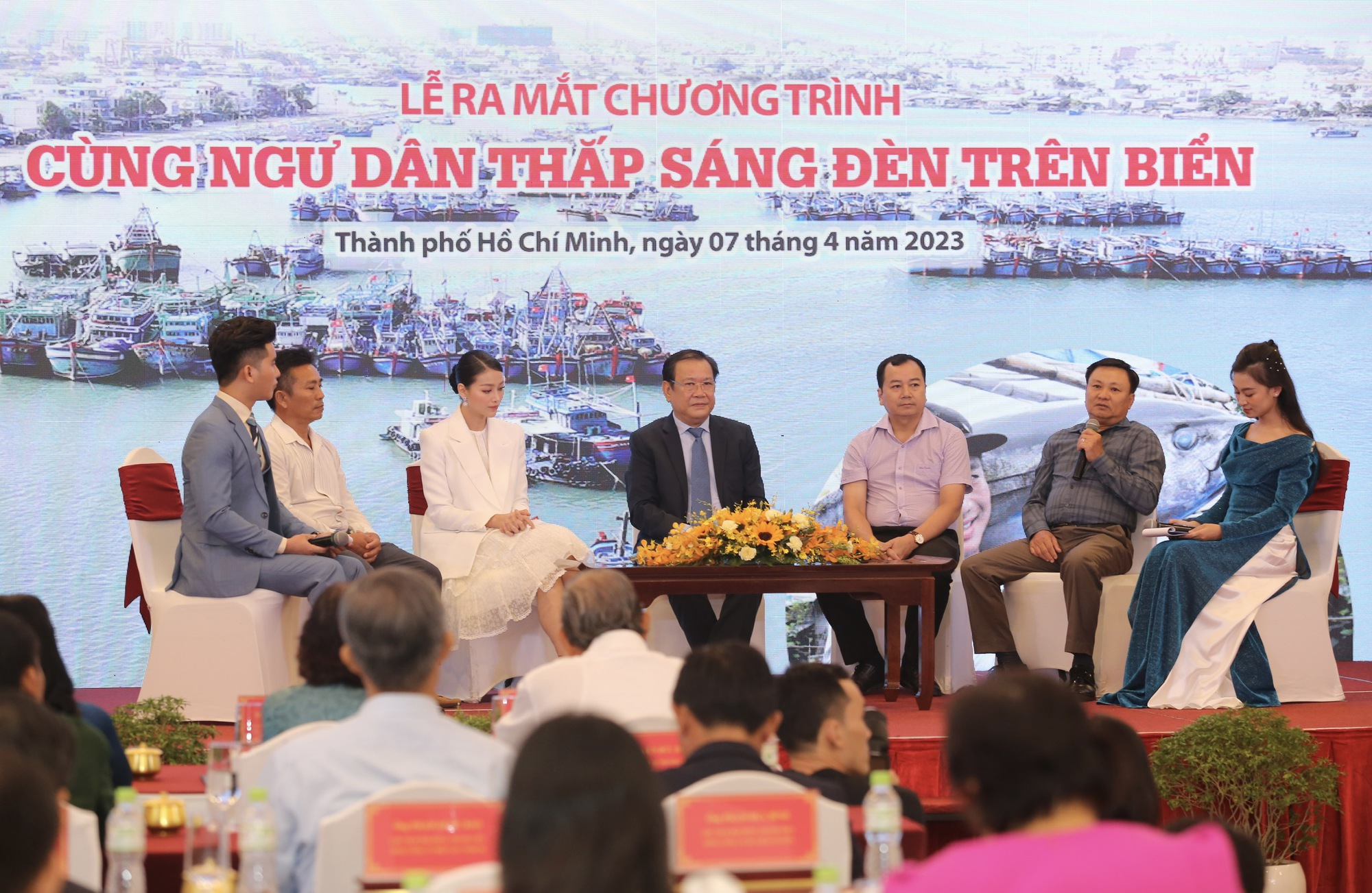Báo Pháp Luật TP HCM sẽ cùng 5.600 ngư dân thắp sáng đèn trên biển