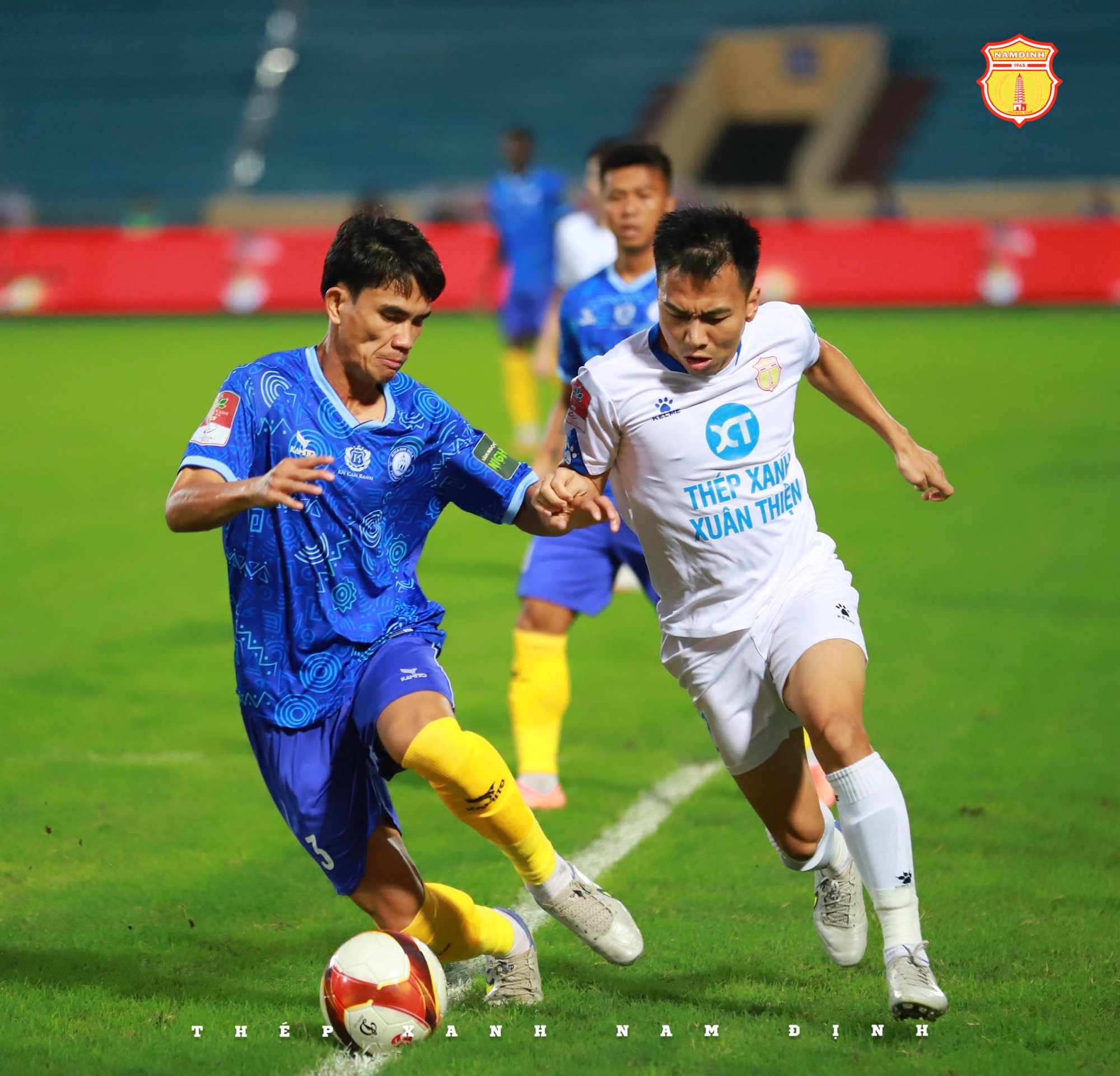 CLB Nam Định thoát thua phút cuối để tạm dẫn đầu V-League 2023