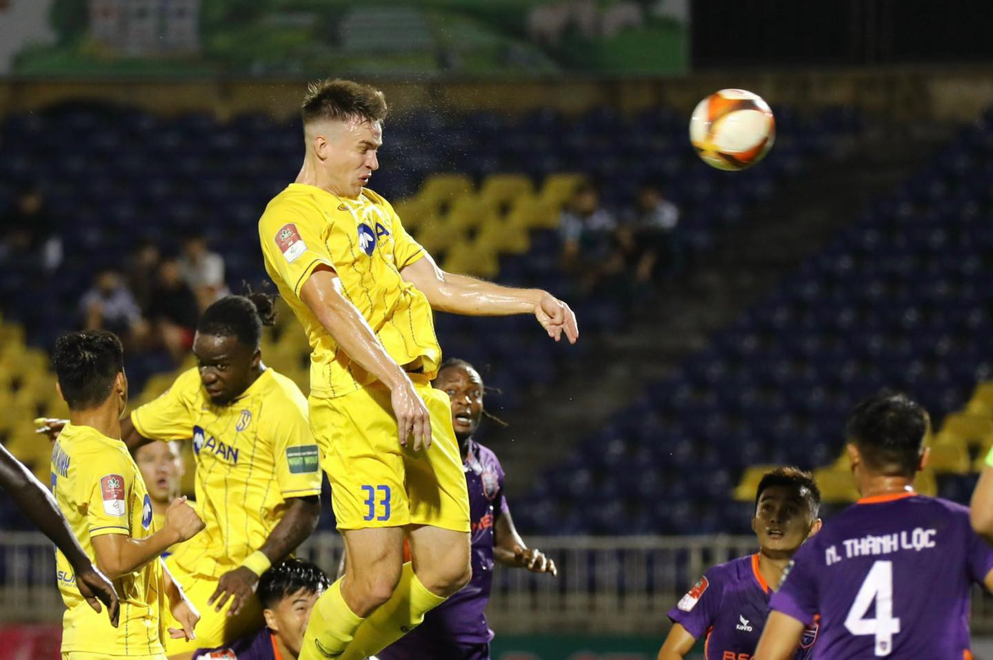 CLB Nam Định tho&aacute;t thua ph&uacute;t cuối để tạm dẫn đầu V-League 2023 - Ảnh 2.