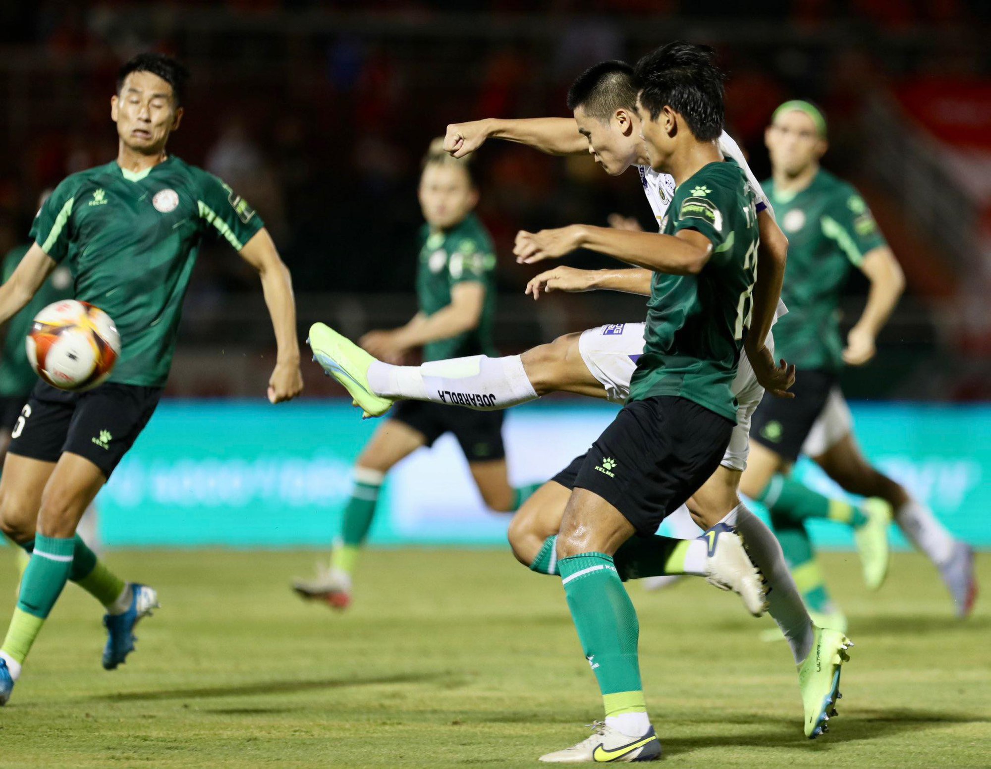 Đ&aacute;nh bại CLB TP HCM, H&agrave; Nội FC vươn l&ecirc;n dẫn đầu V-League 2023 - Ảnh 5.