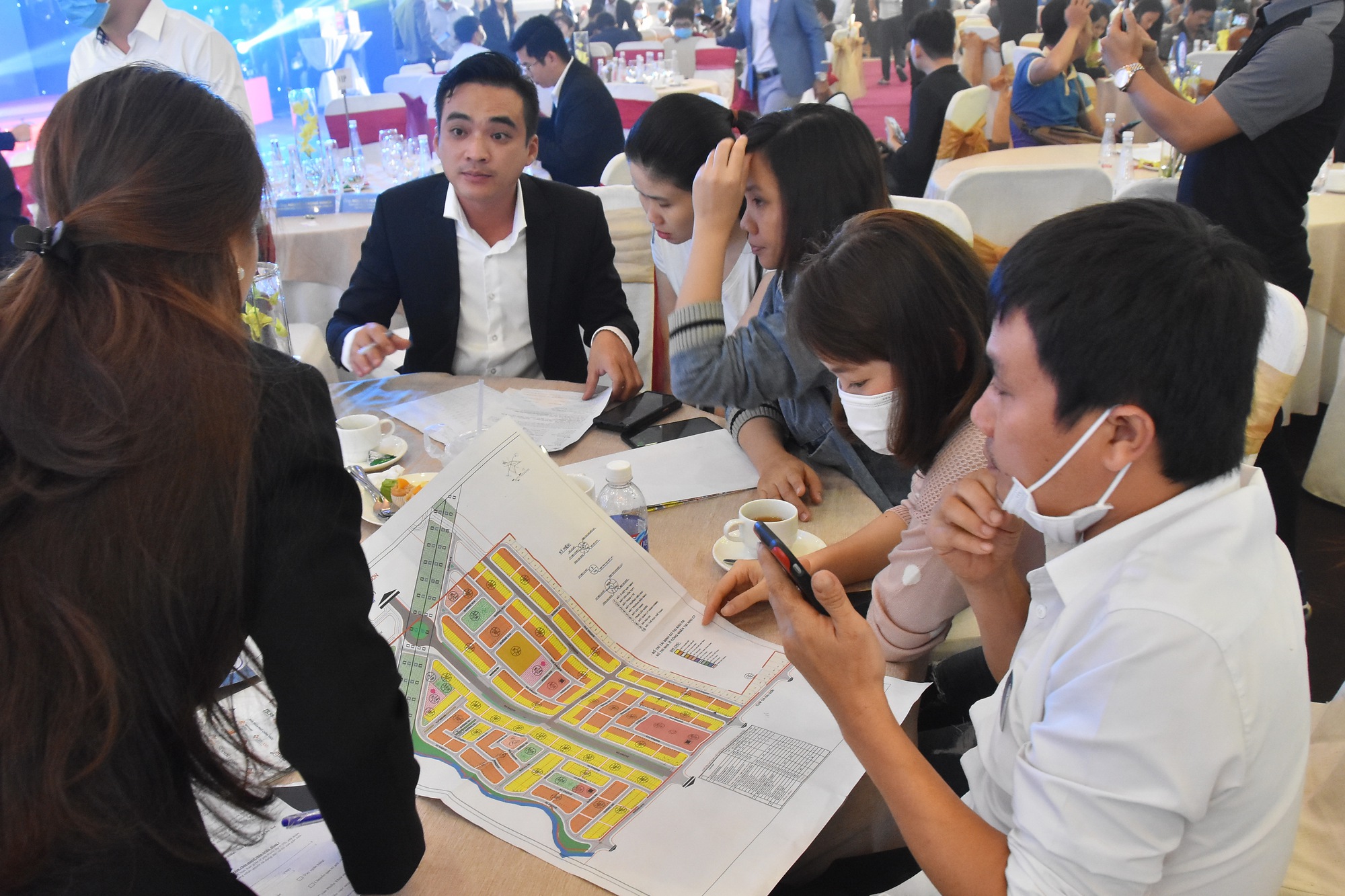 Sàn giao dịch và nhu cầu nhà ở