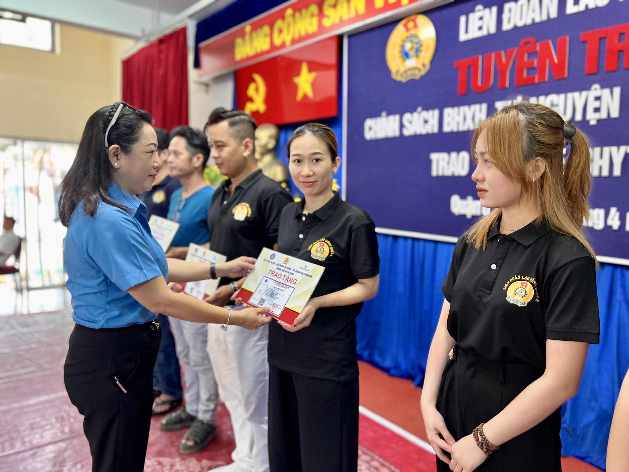 Tặng thẻ BHYT cho đoàn viên nghiệp đoàn - Ảnh 1.