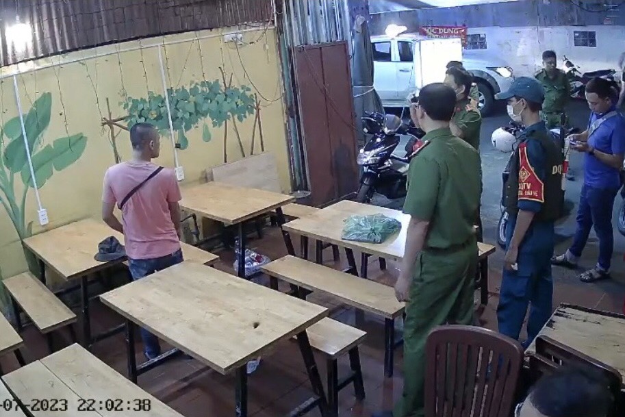 Công an đưa kẻ tình nghi đến dựng lại hiện trường sau truy vết của Báo Người Lao Động