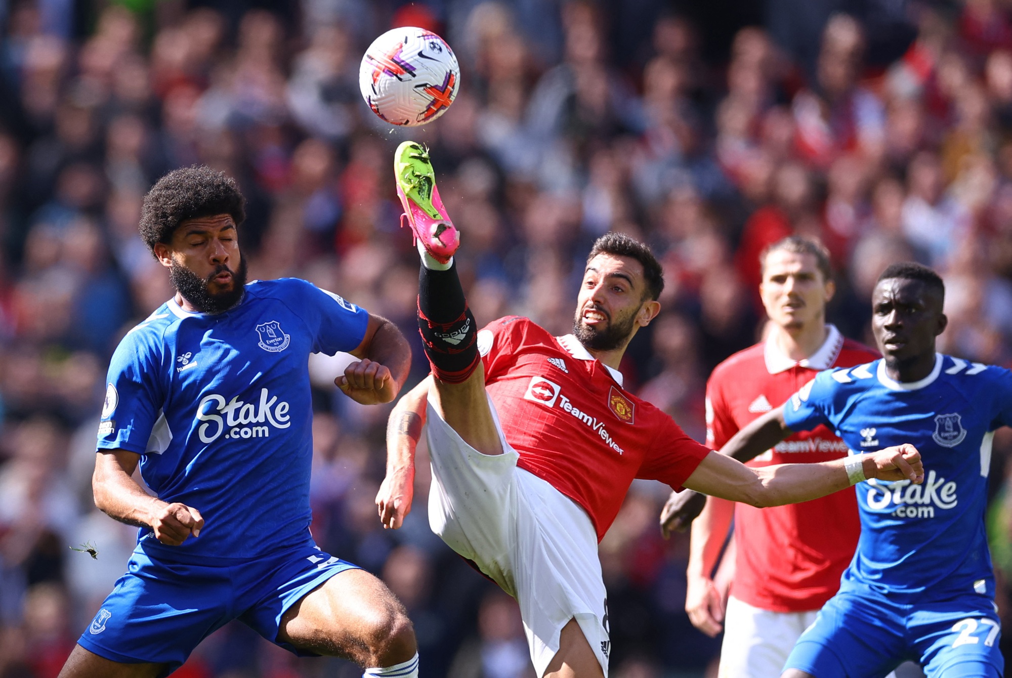 "Người nhện" Pickford trổ tài, Everton vẫn thua trắng Man United