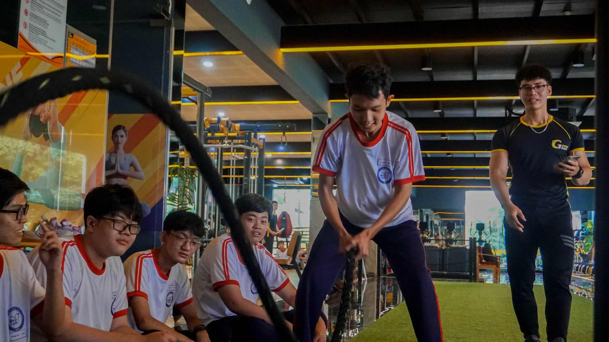 Học sinh lần đầu được tập GYM miễn ph&iacute; trong trường học - Ảnh 3.