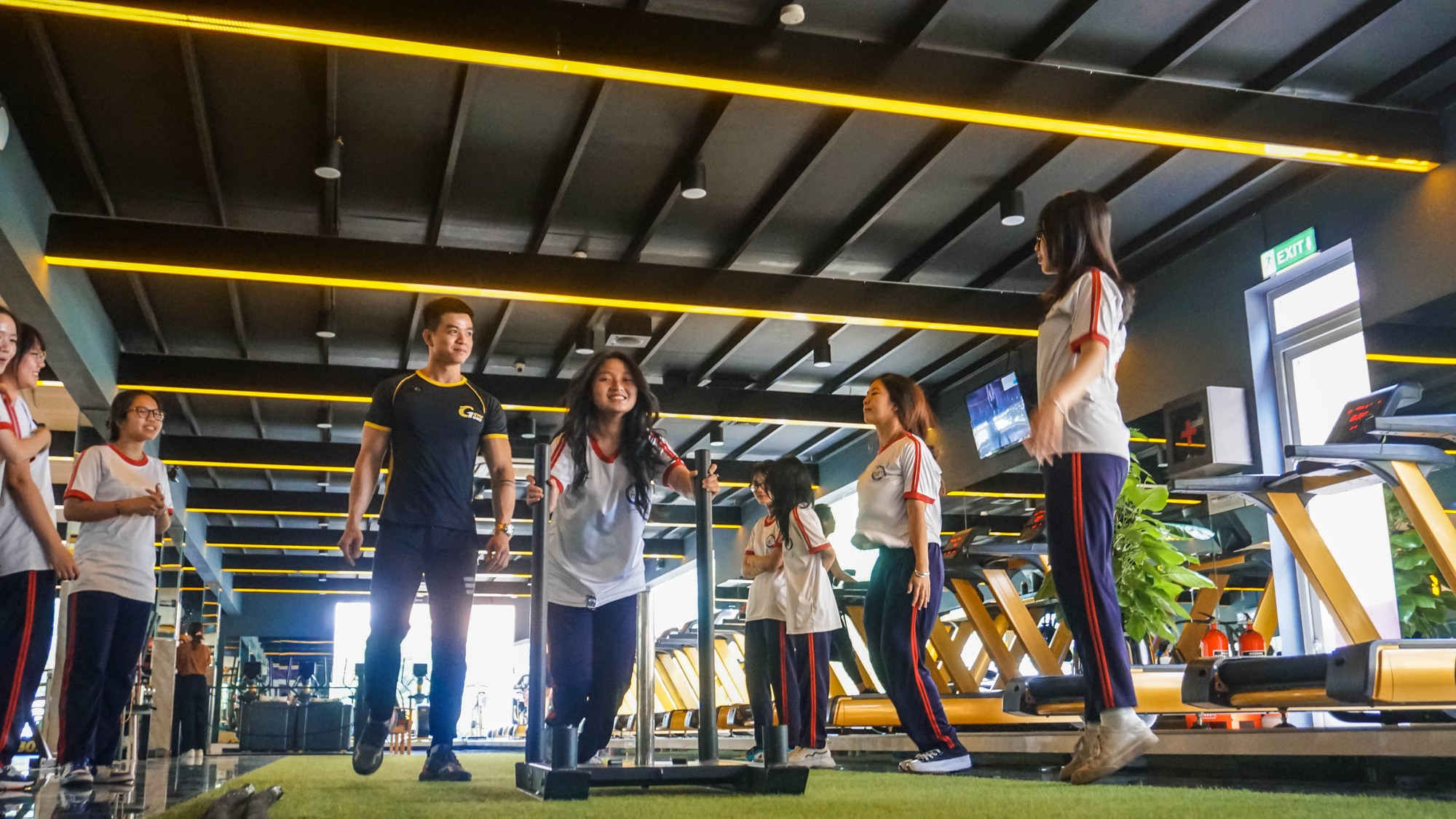 Học sinh lần đầu được tập GYM miễn ph&iacute; trong trường học - Ảnh 5.