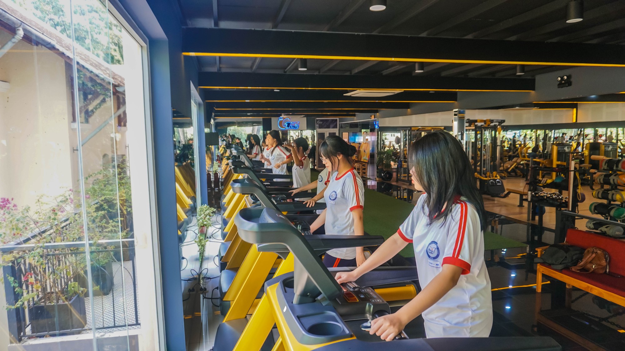 Học sinh lần đầu được tập GYM miễn ph&iacute; trong trường học - Ảnh 4.