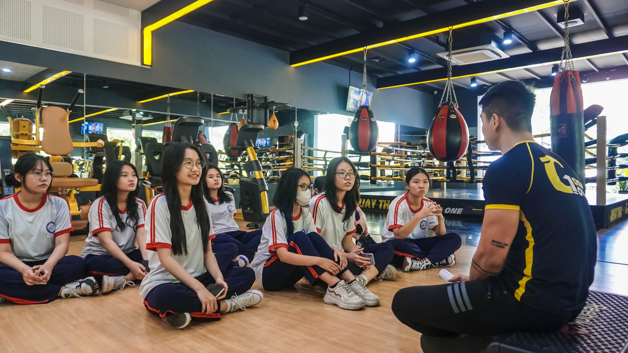 Học sinh lần đầu được tập GYM miễn ph&iacute; trong trường học - Ảnh 1.