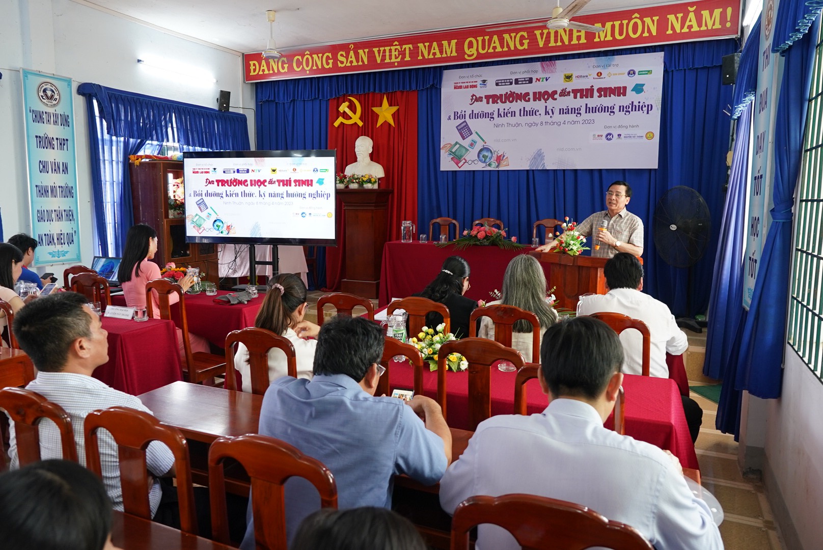 Nhiệm vụ của giáo viên là giúp học sinh chọn đúng nghề