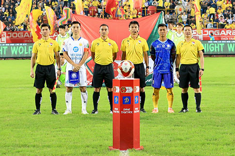 Nghiệp vụ trọng t&agrave;i V-League tiếp tục bị ch&ecirc; bai - Ảnh 2.