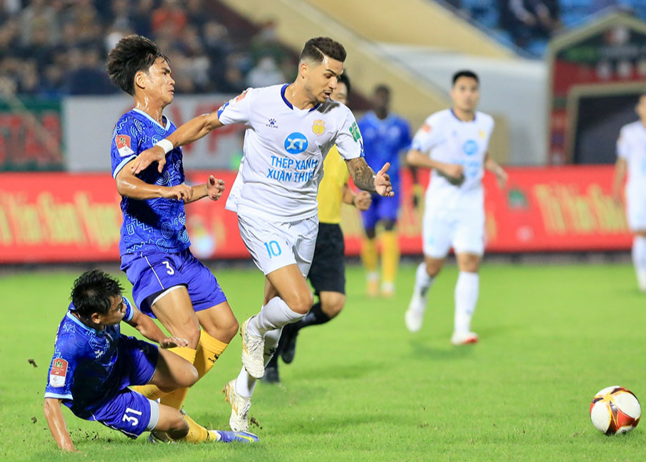 Trọng tài V-League tiếp tục bị chê bai
