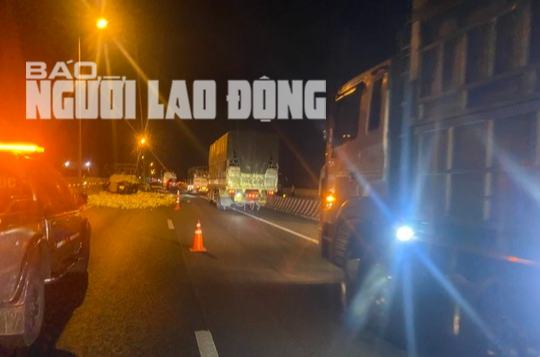 Tại nạn chết người trên cao tốc TP HCM-Trung Lương, hàng hóa rơi đầy đường