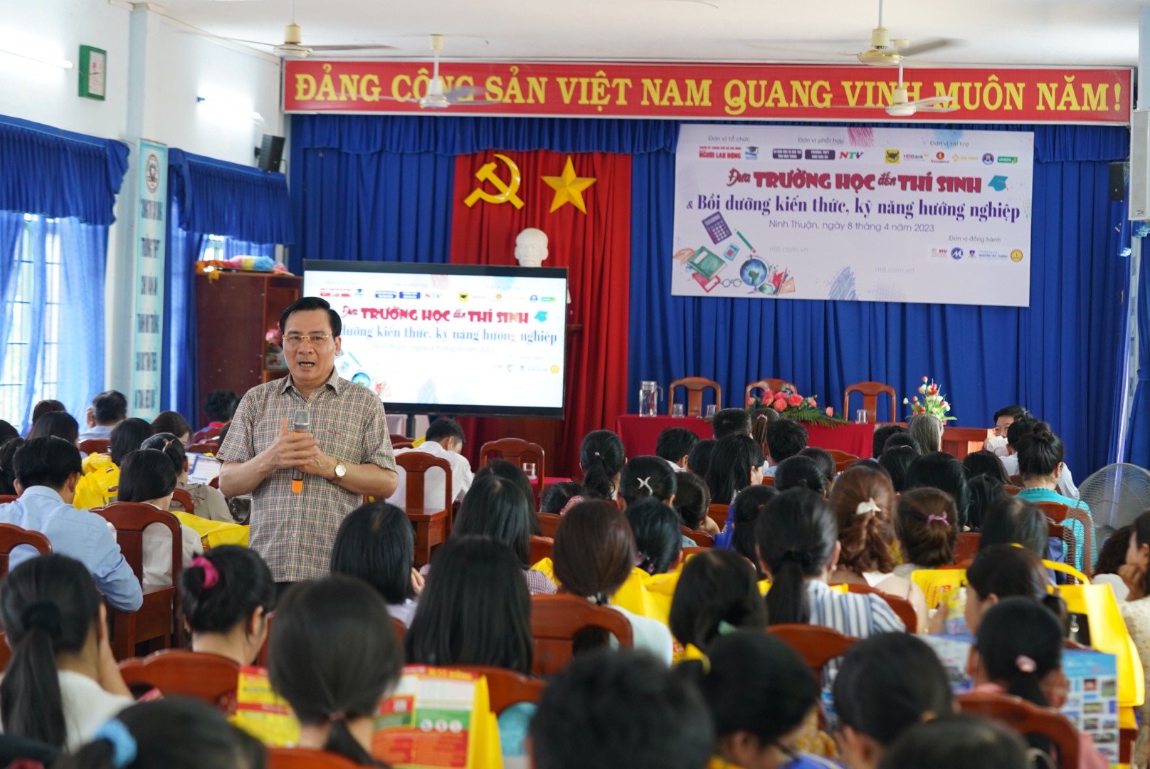 Nhiệm vụ của giáo viên là giúp học sinh chọn đúng nghề - Ảnh 1.