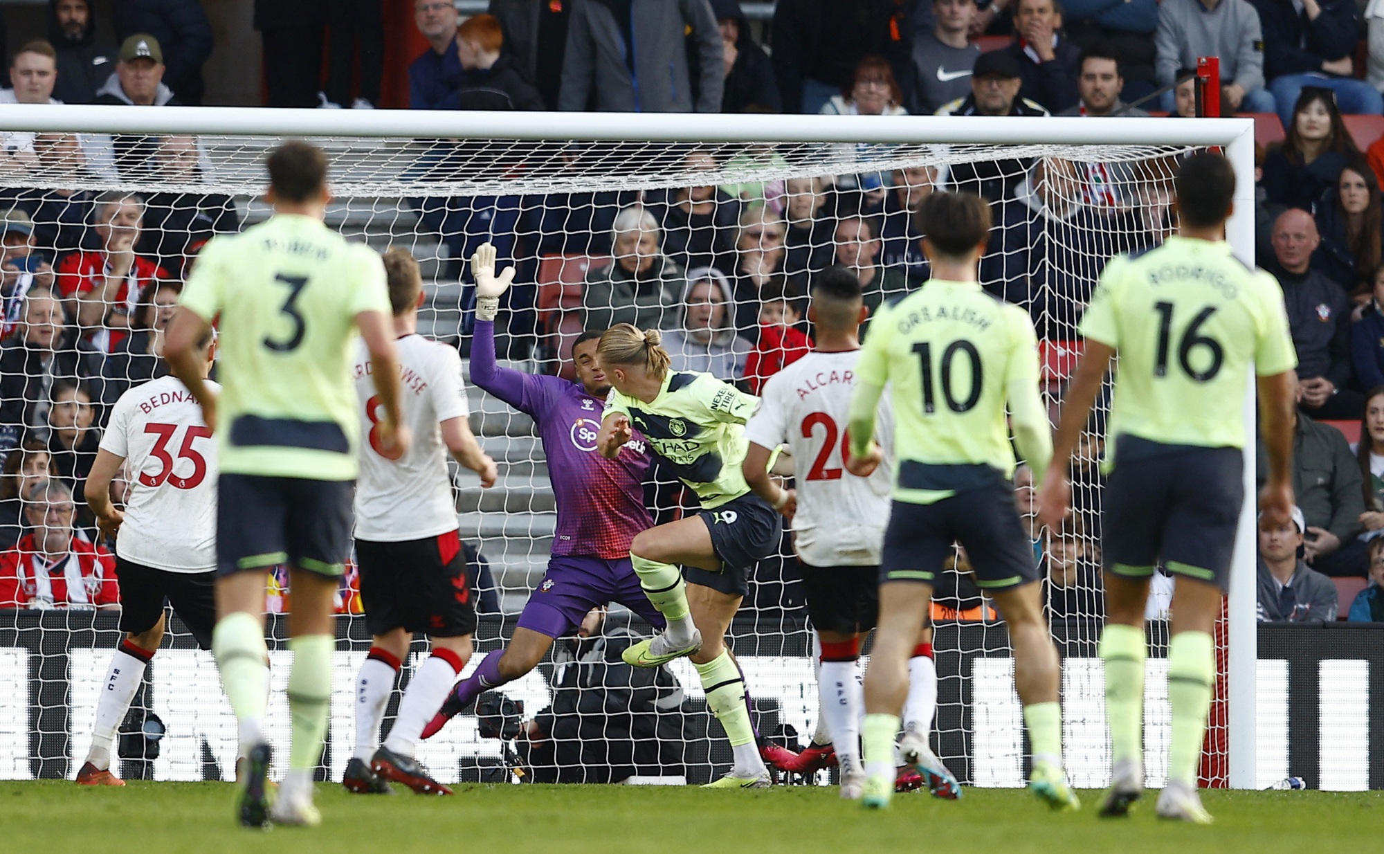 Ngoạn mục 30 b&agrave;n thắng Haaland, Man City tăng tốc đua v&ocirc; địch - Ảnh 2.