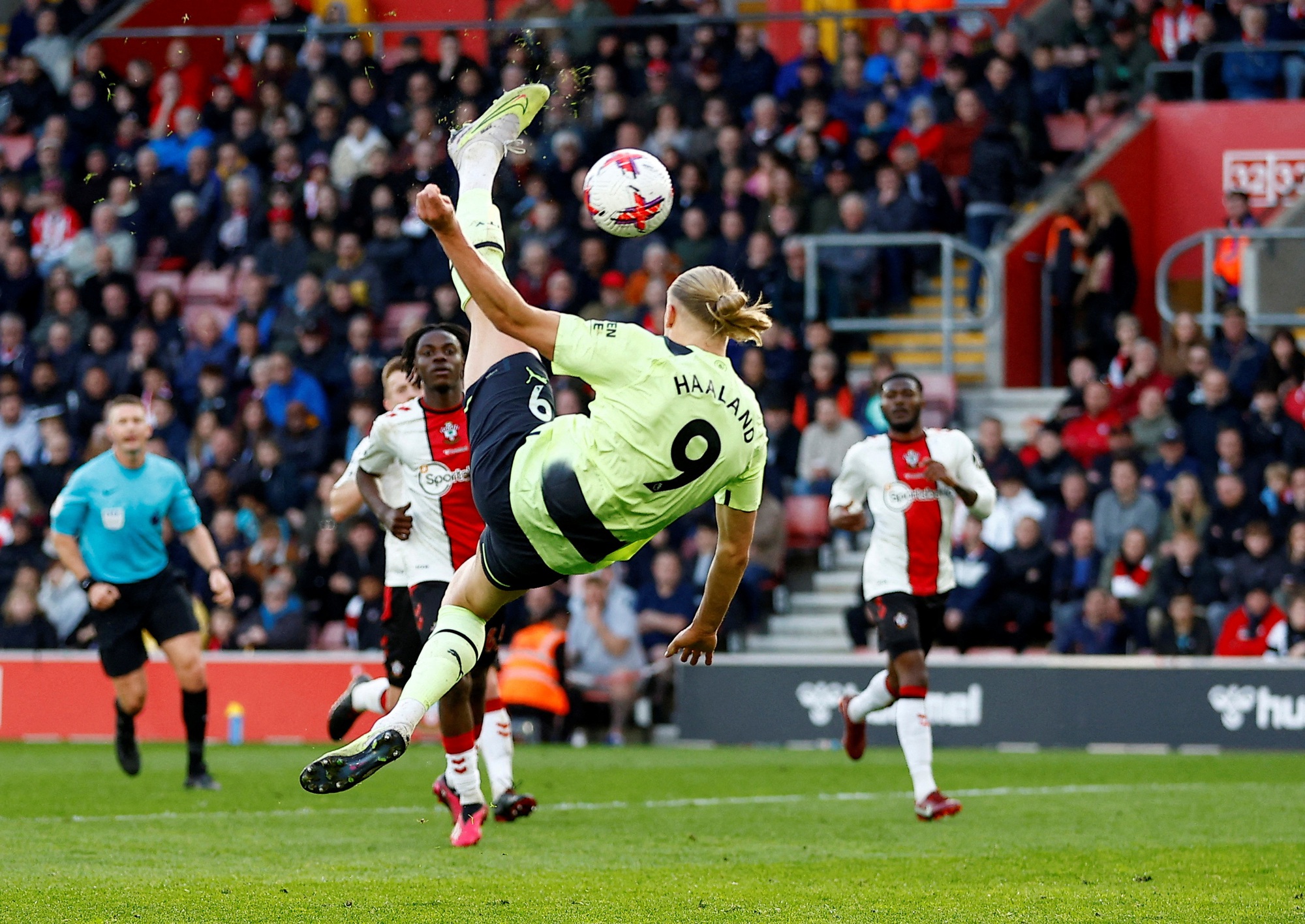 Ngoạn mục 30 b&agrave;n thắng Haaland, Man City tăng tốc đua v&ocirc; địch - Ảnh 4.