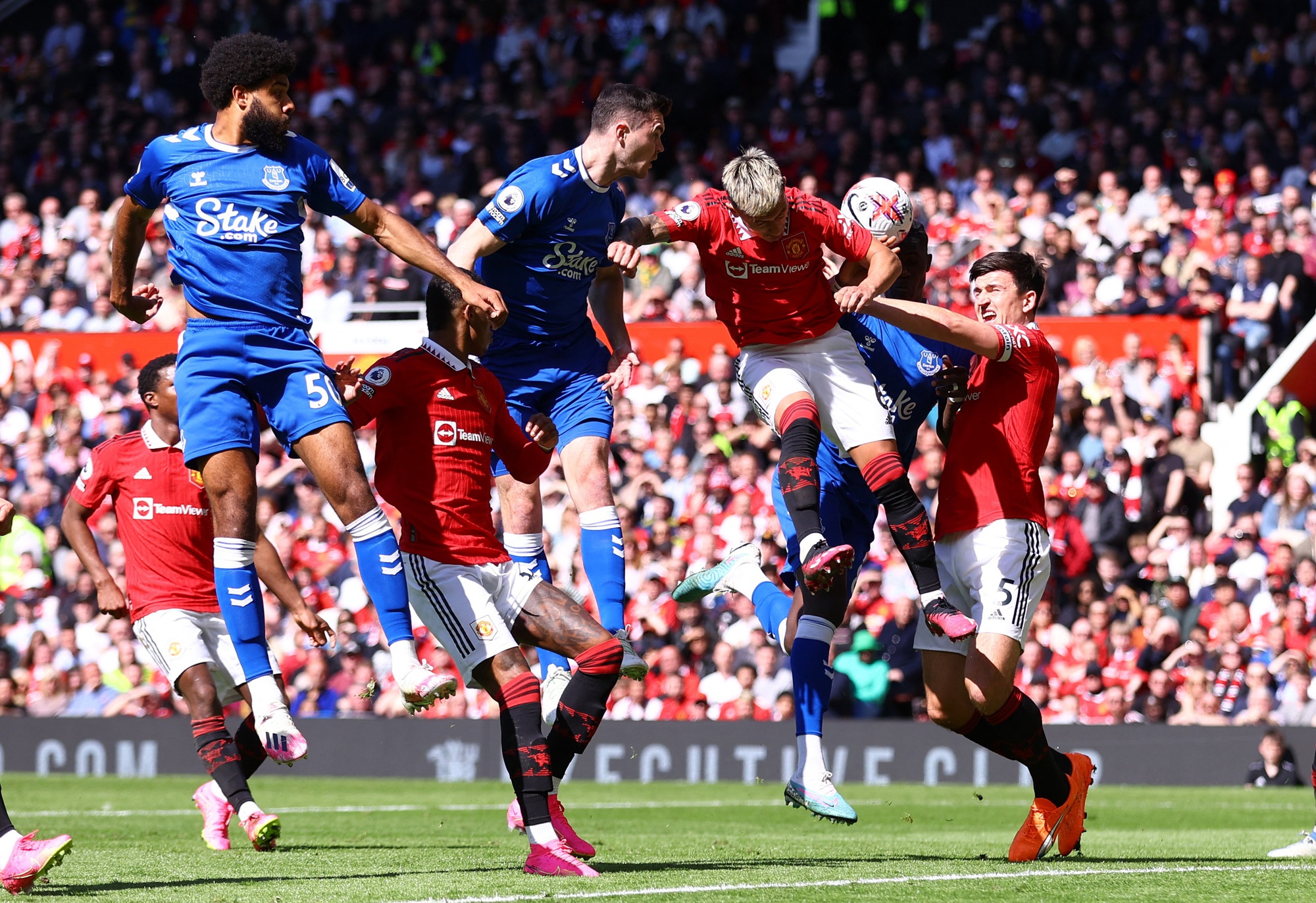 Người nhện Pickford trổ t&agrave;i, Everton vẫn thua trắng Man United - Ảnh 1.