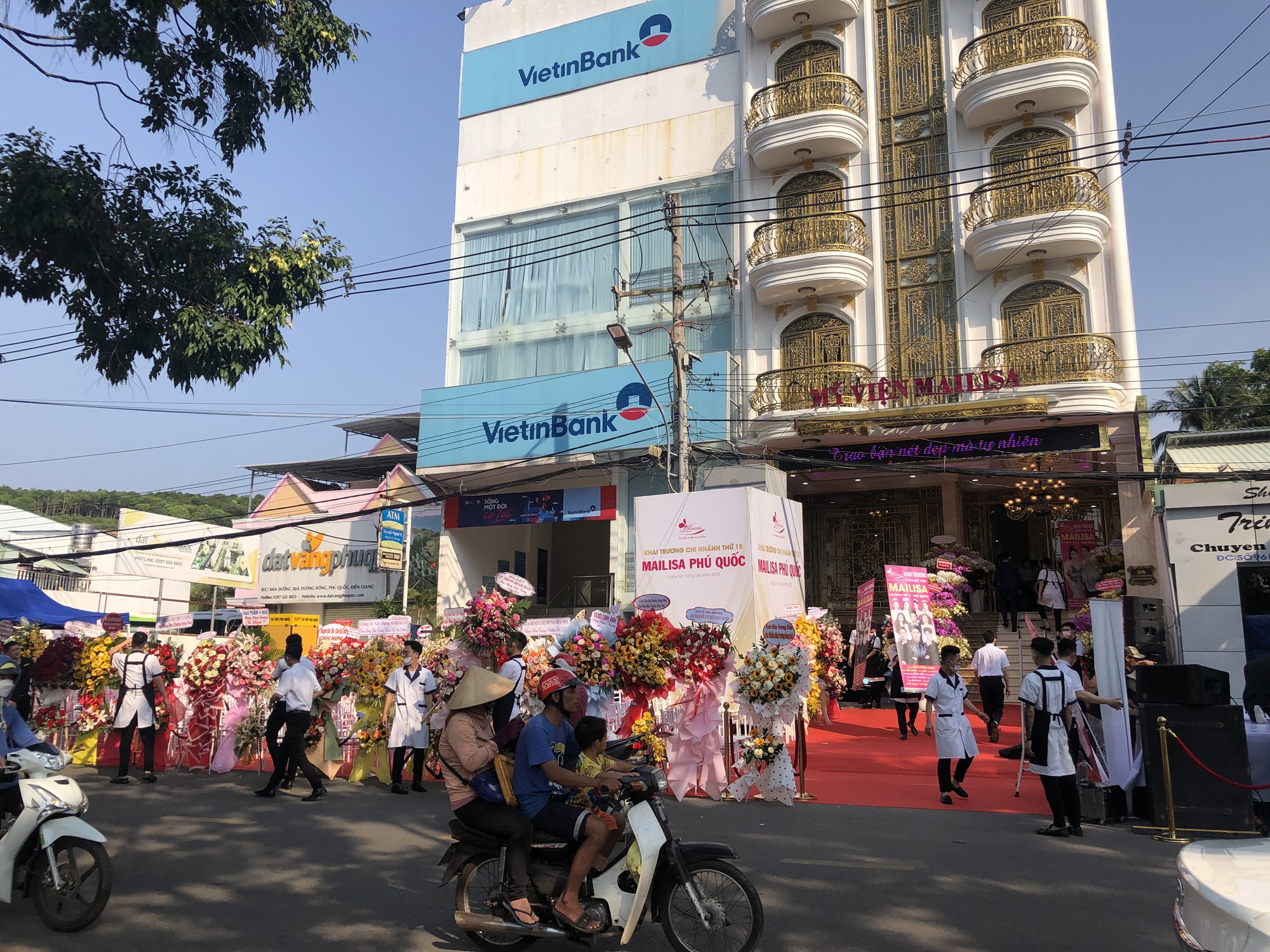 Phú Quốc kẹt xe gần 2 km vì đại gia khai trương thẩm mỹ viện - Ảnh 1.