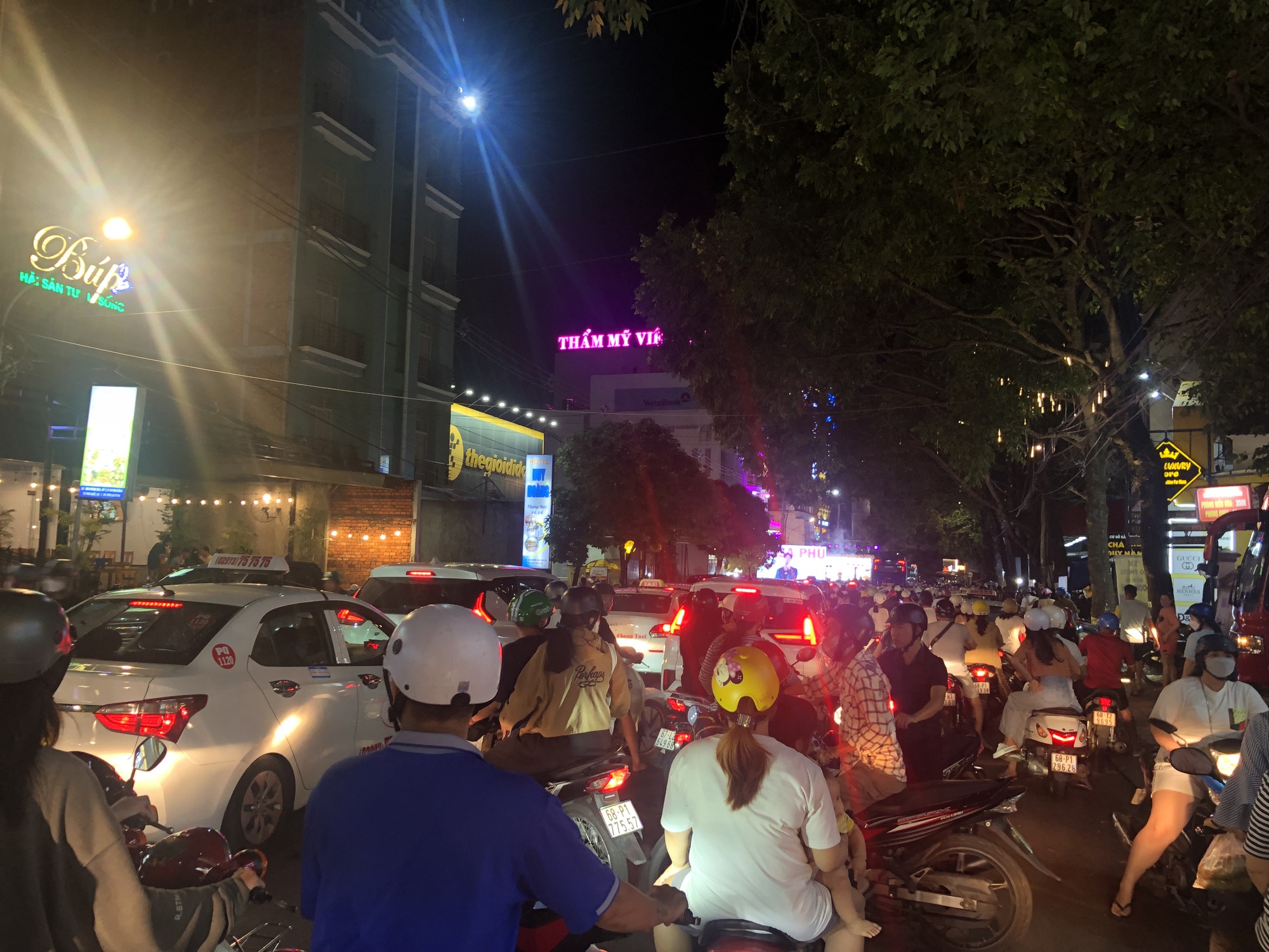 Diễn biến khó hiểu vụ dựng sân khấu trên đường gây bất bình ở Phú Quốc - Ảnh 2.