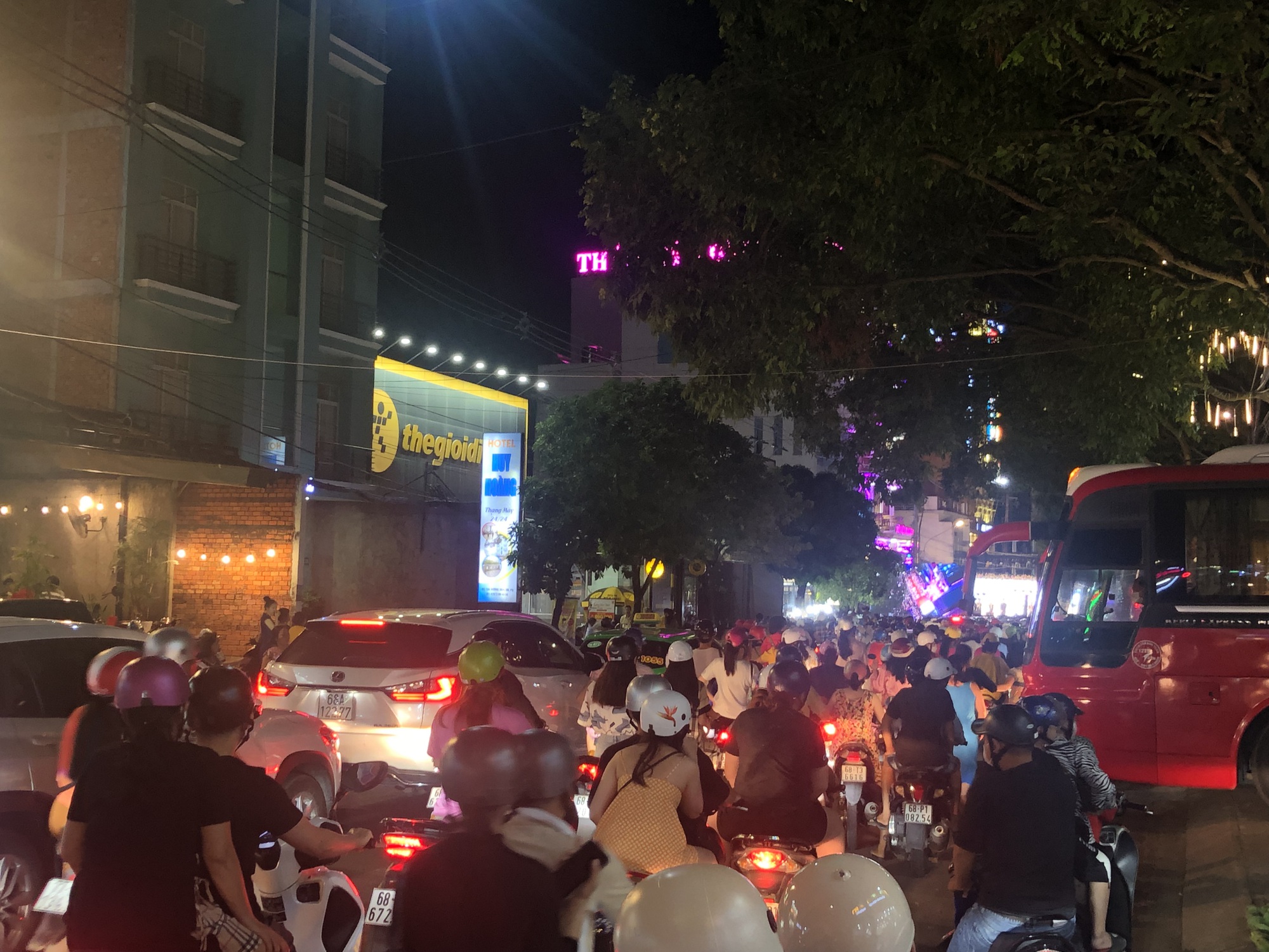Phú Quốc kẹt xe gần 2 km vì "đại gia" khai trương thẩm mỹ viện