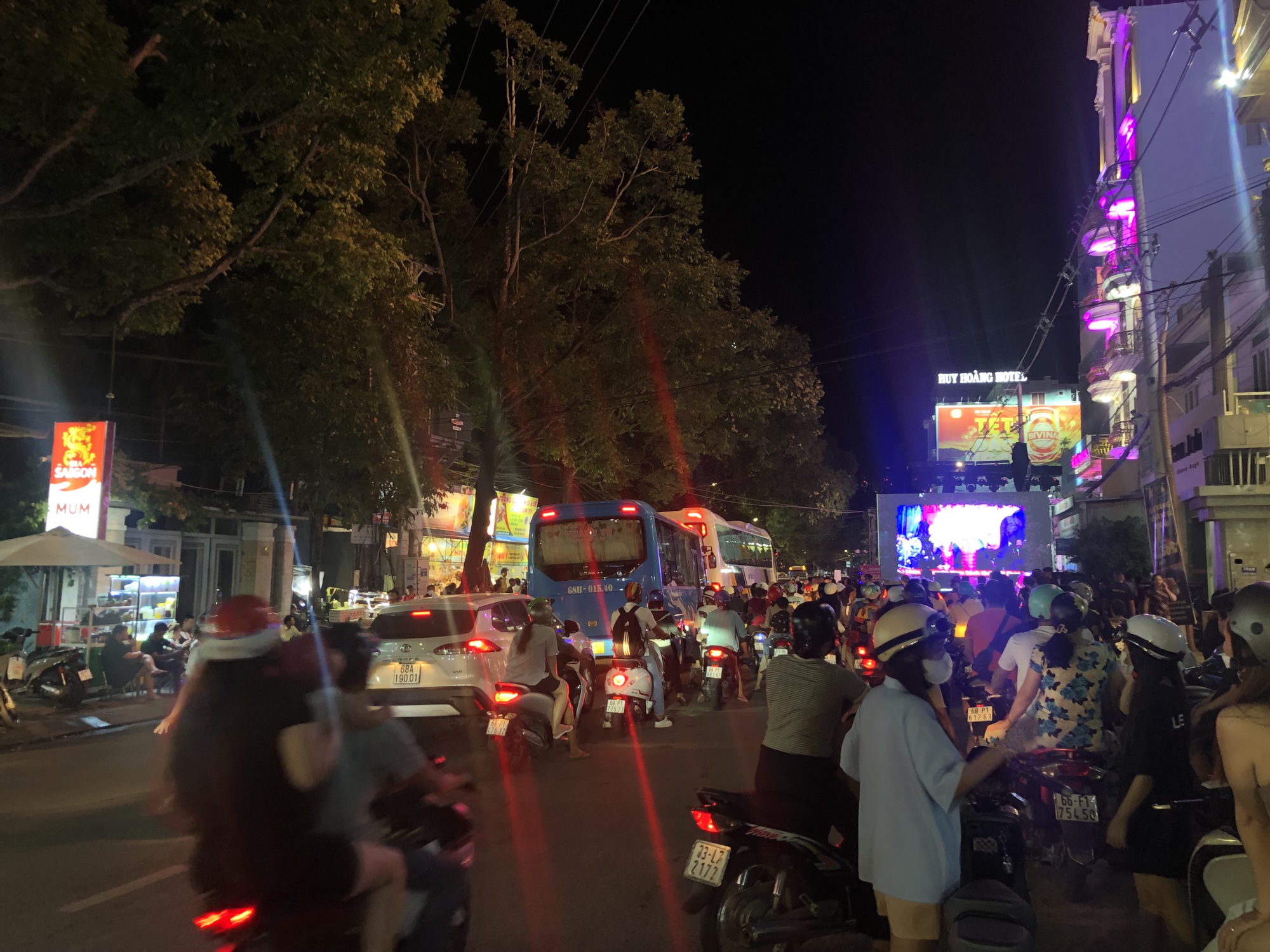 Phú Quốc kẹt xe gần 2 km vì đại gia khai trương thẩm mỹ viện - Ảnh 3.