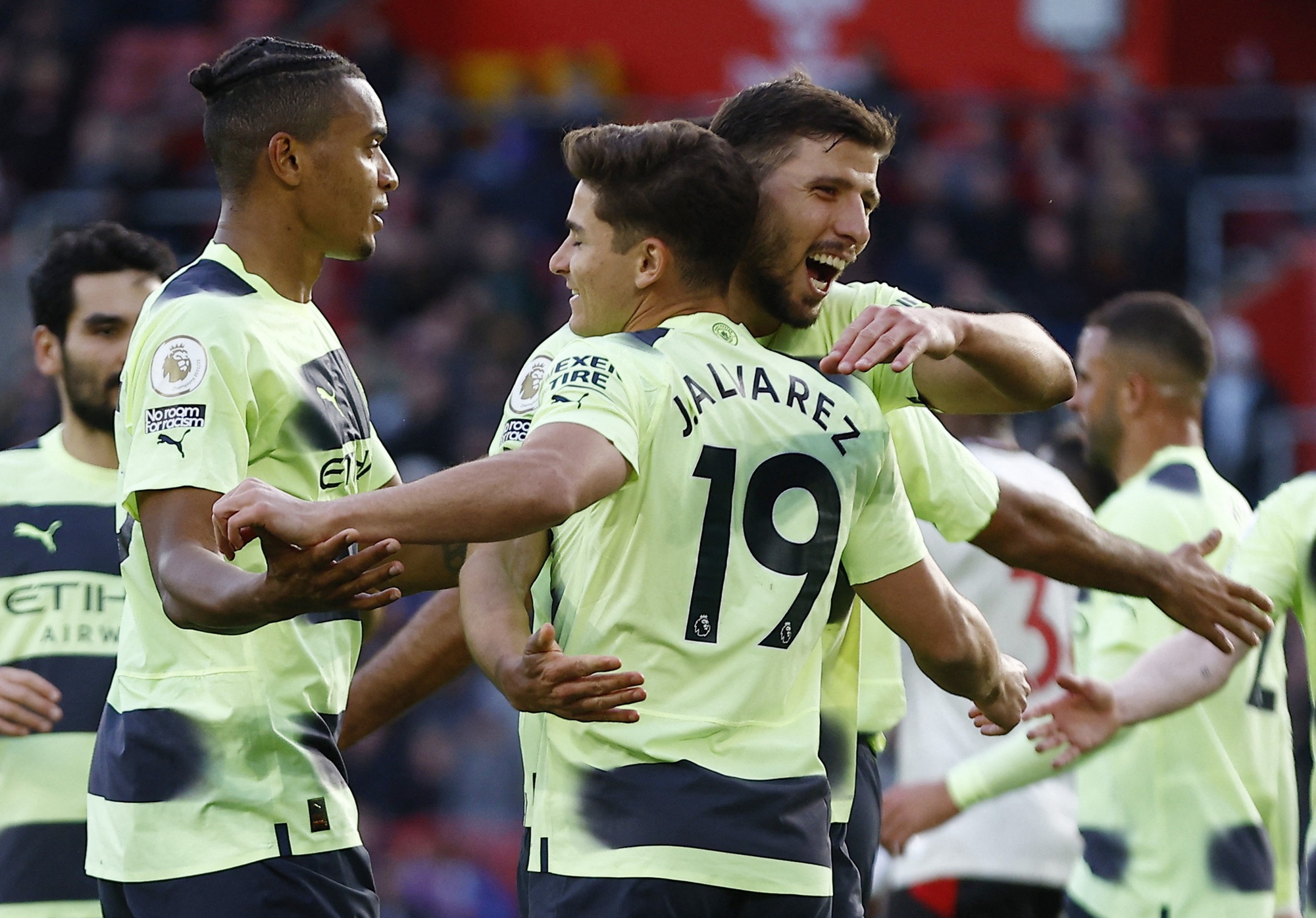 Ngoạn mục 30 b&agrave;n thắng Haaland, Man City tăng tốc đua v&ocirc; địch - Ảnh 5.