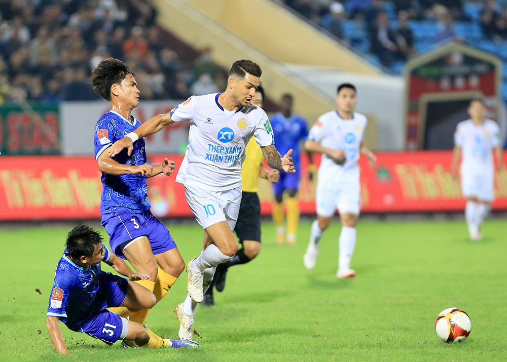 Nghiệp vụ trọng t&agrave;i V-League tiếp tục bị ch&ecirc; bai - Ảnh 3.