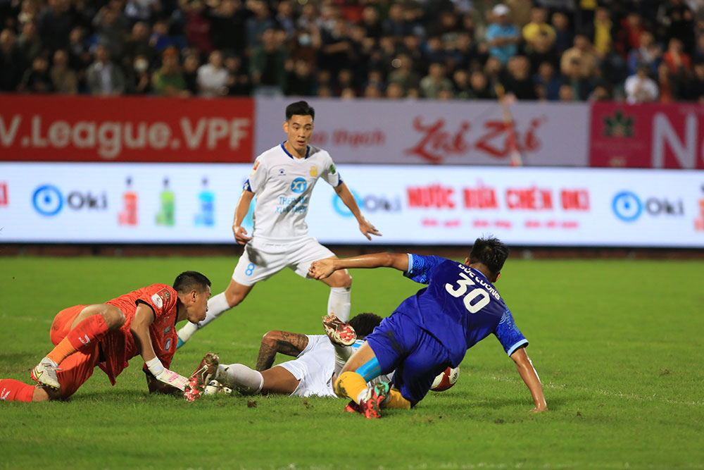 Nghiệp vụ trọng t&agrave;i V-League tiếp tục bị ch&ecirc; bai - Ảnh 6.