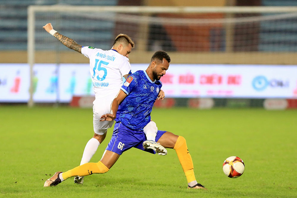 Nghiệp vụ trọng t&agrave;i V-League tiếp tục bị ch&ecirc; bai - Ảnh 5.