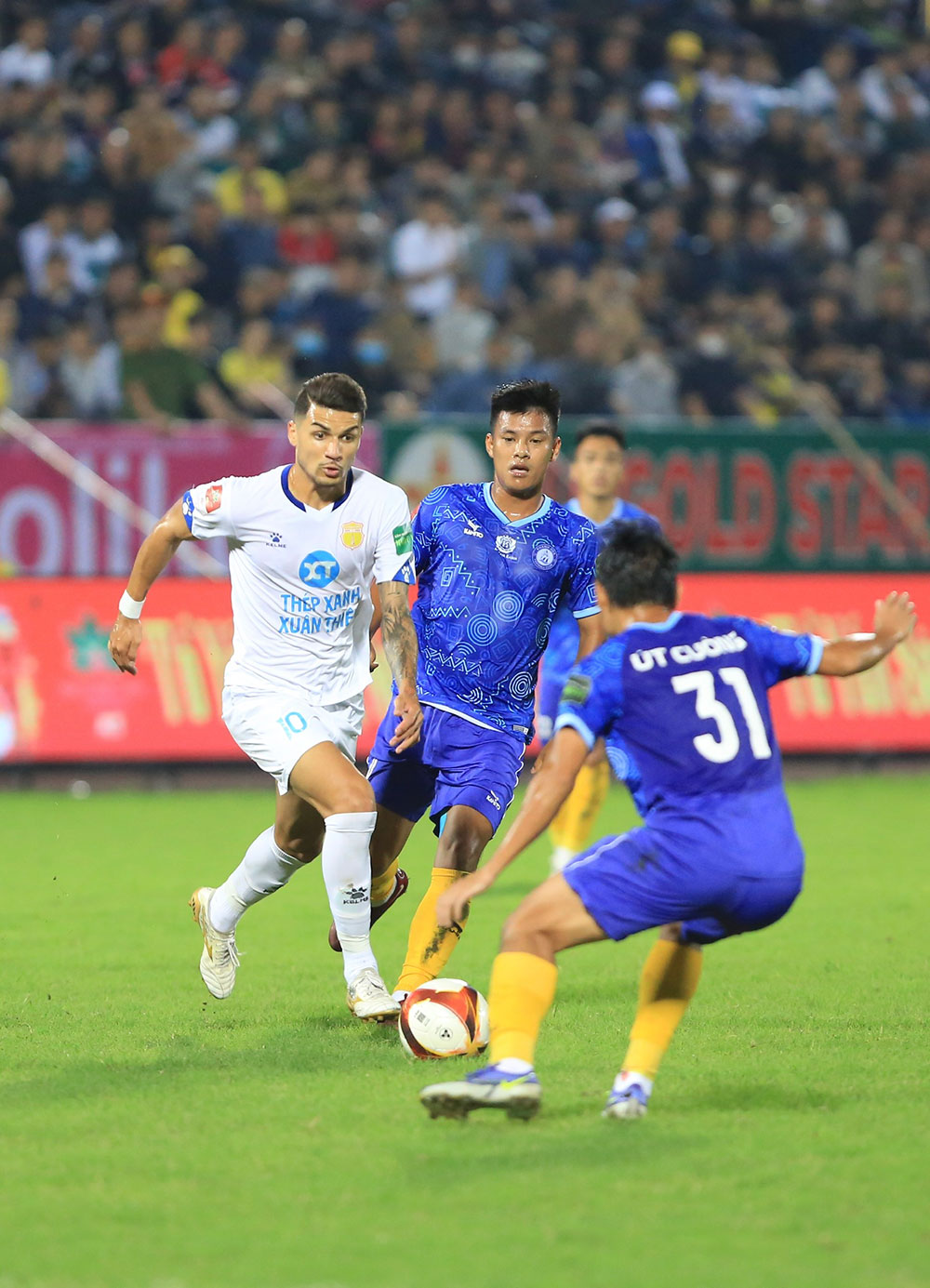 Nghiệp vụ trọng t&agrave;i V-League tiếp tục bị ch&ecirc; bai - Ảnh 7.