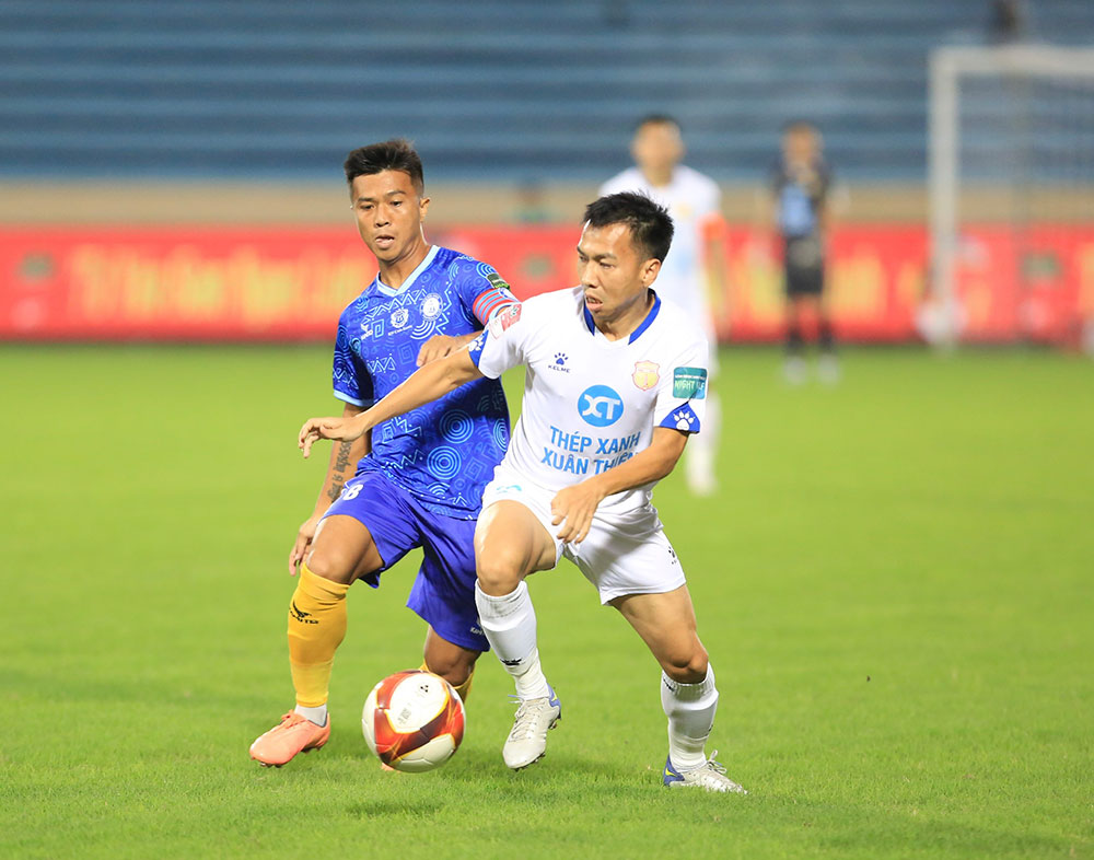 Nghiệp vụ trọng t&agrave;i V-League tiếp tục bị ch&ecirc; bai - Ảnh 8.