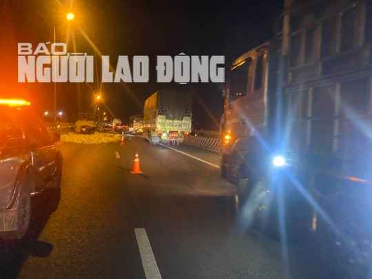 Tại nạn chết người trên cao tốc TP HCM-Trung Lương, hàng hóa rơi đầy đường - Ảnh 1.